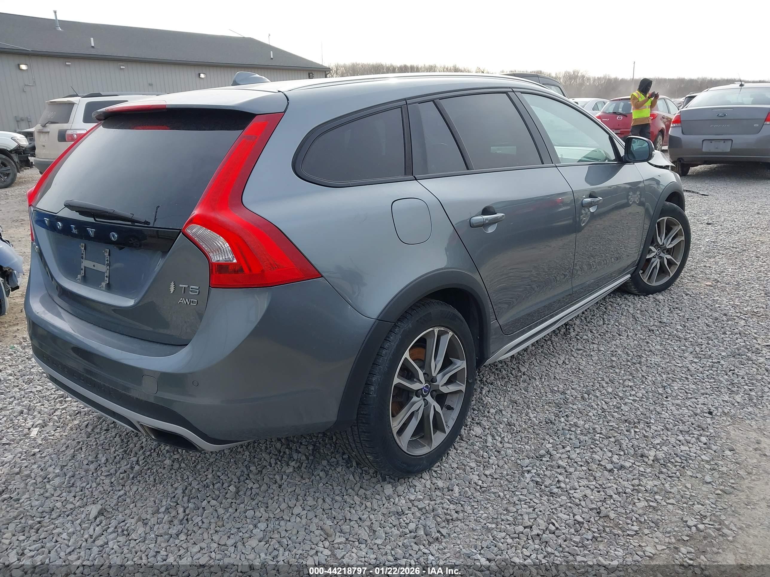 VOLVO V60 image 4