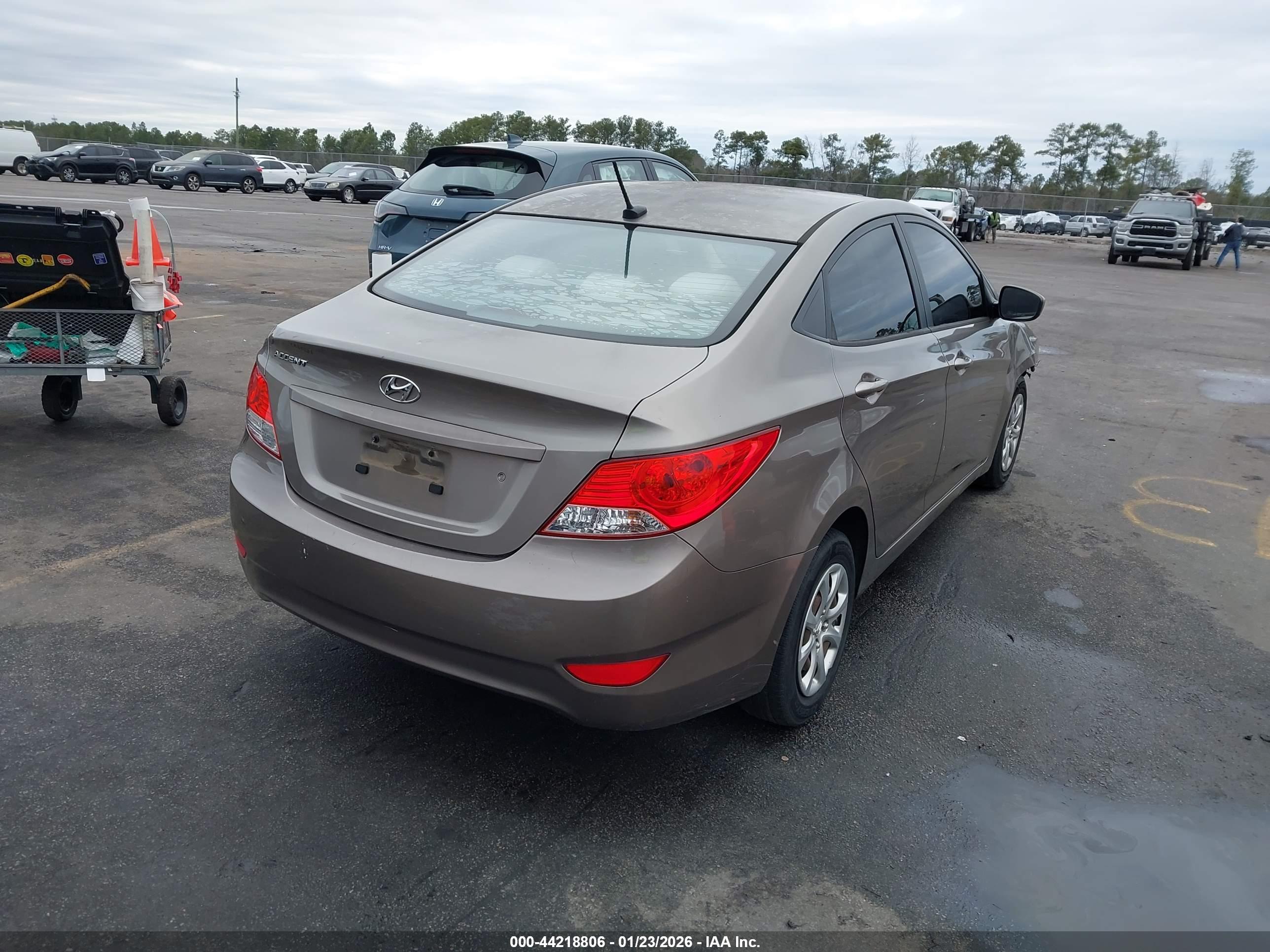 HYUNDAI ACCENT image 4