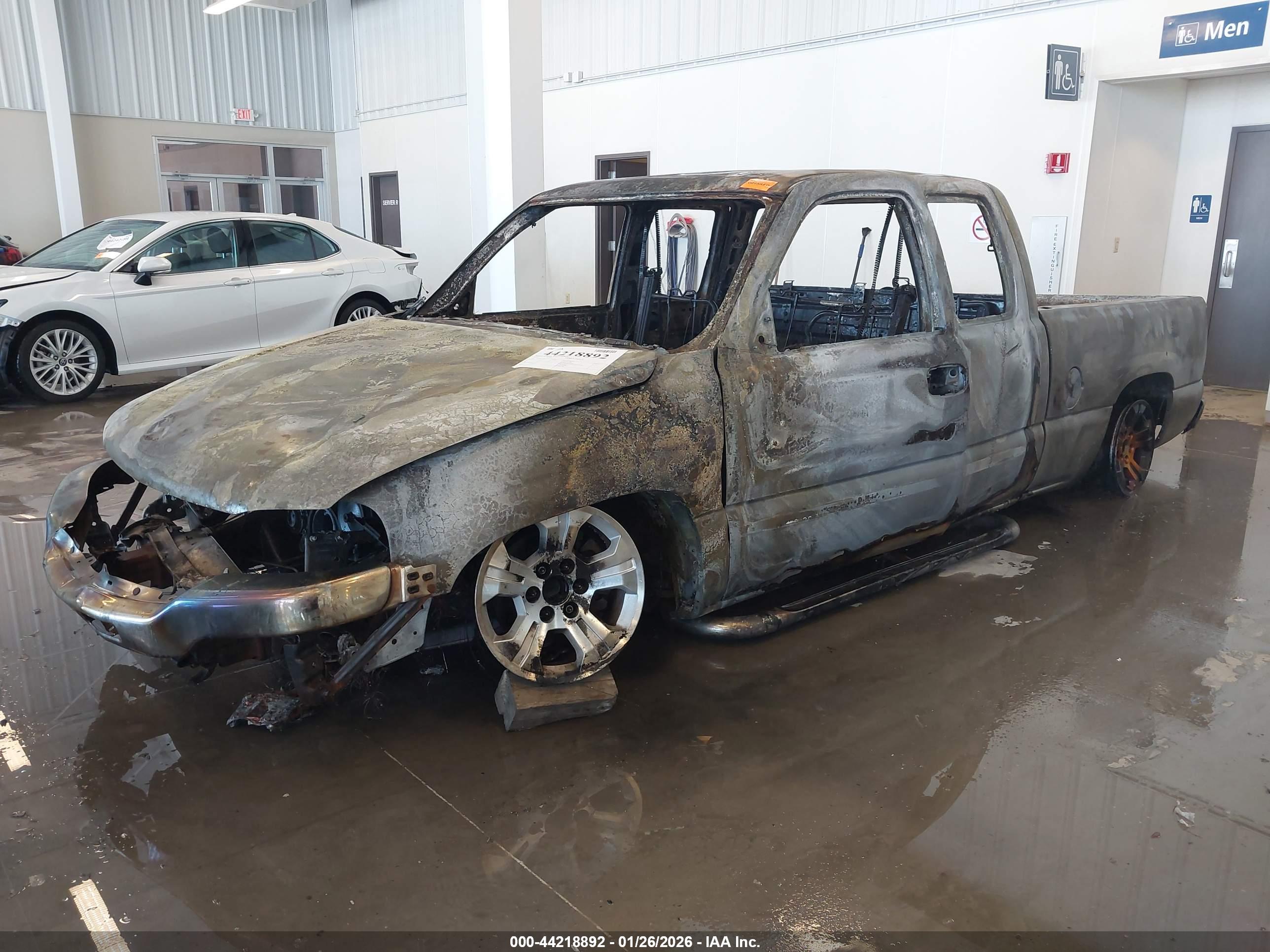 GMC SIERRA image 2