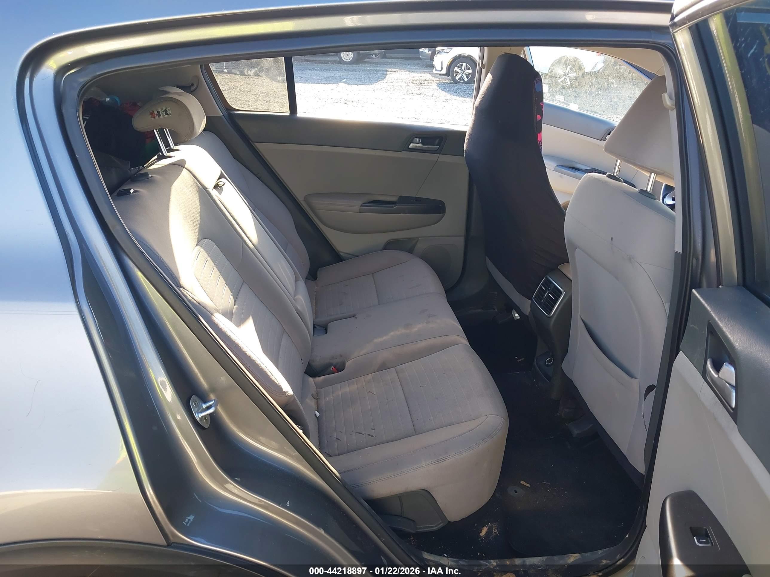 KIA SPORTAGE image 8