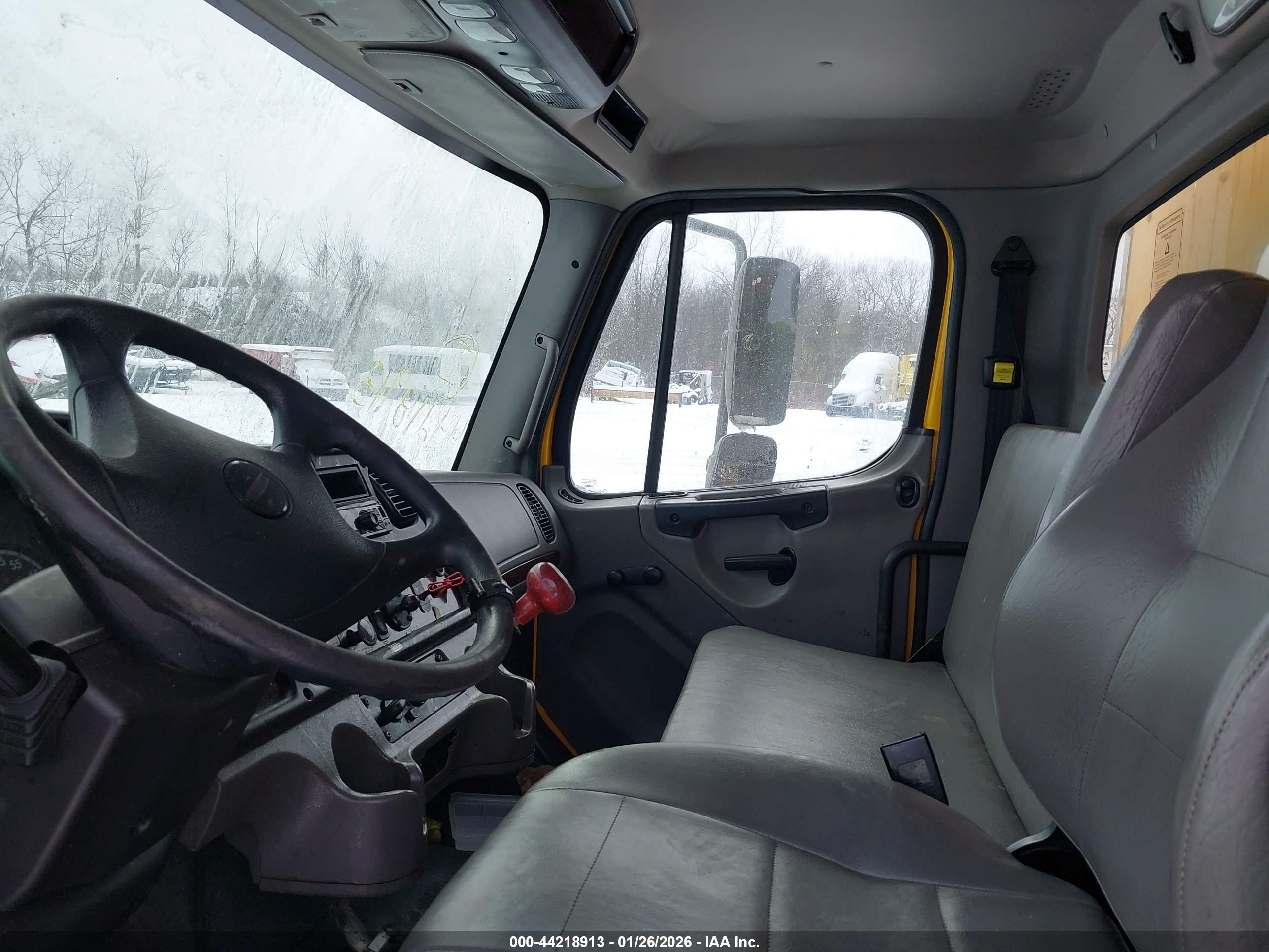FREIGHTLINER M2 image 8