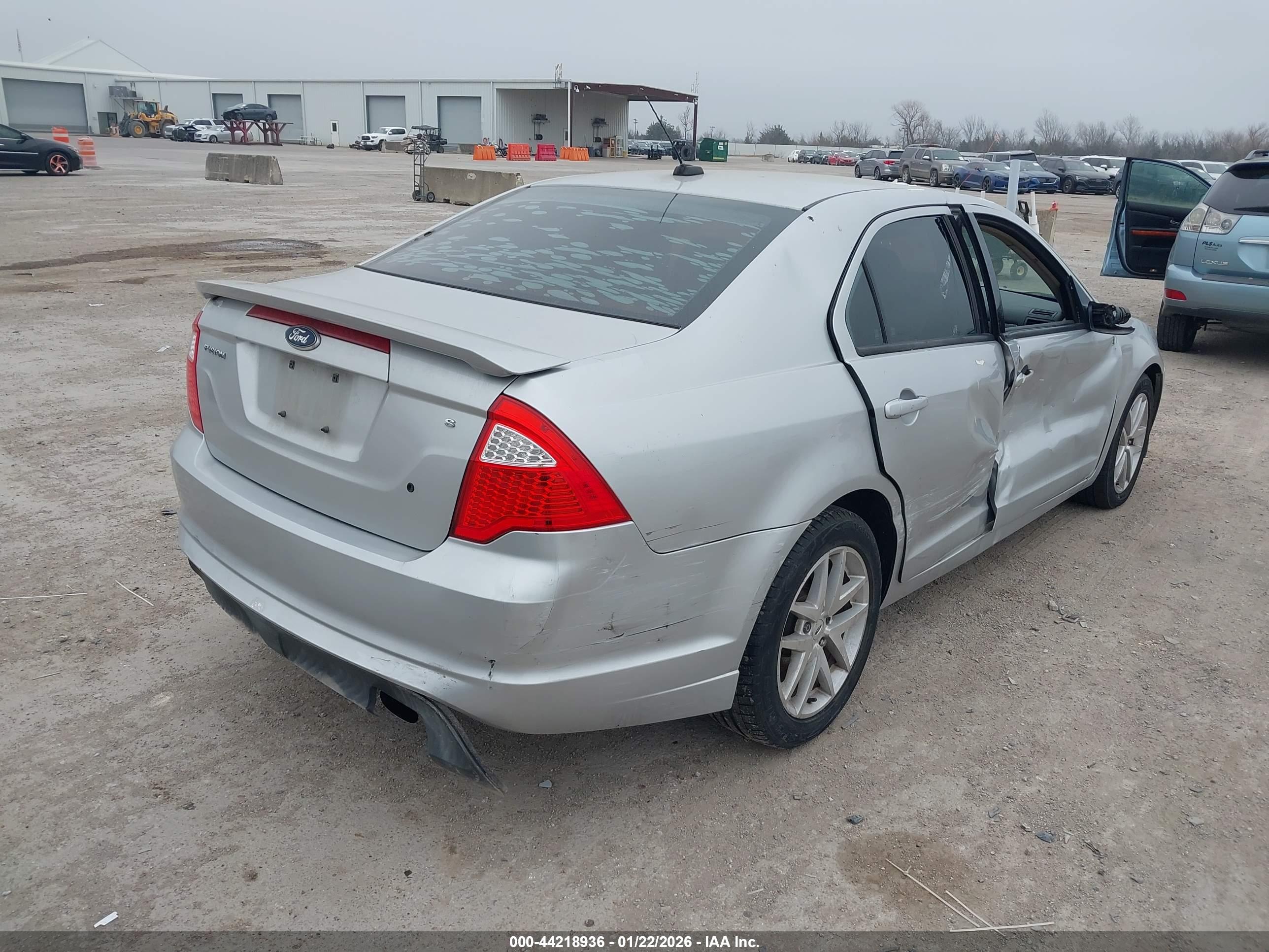 FORD FUSION image 4