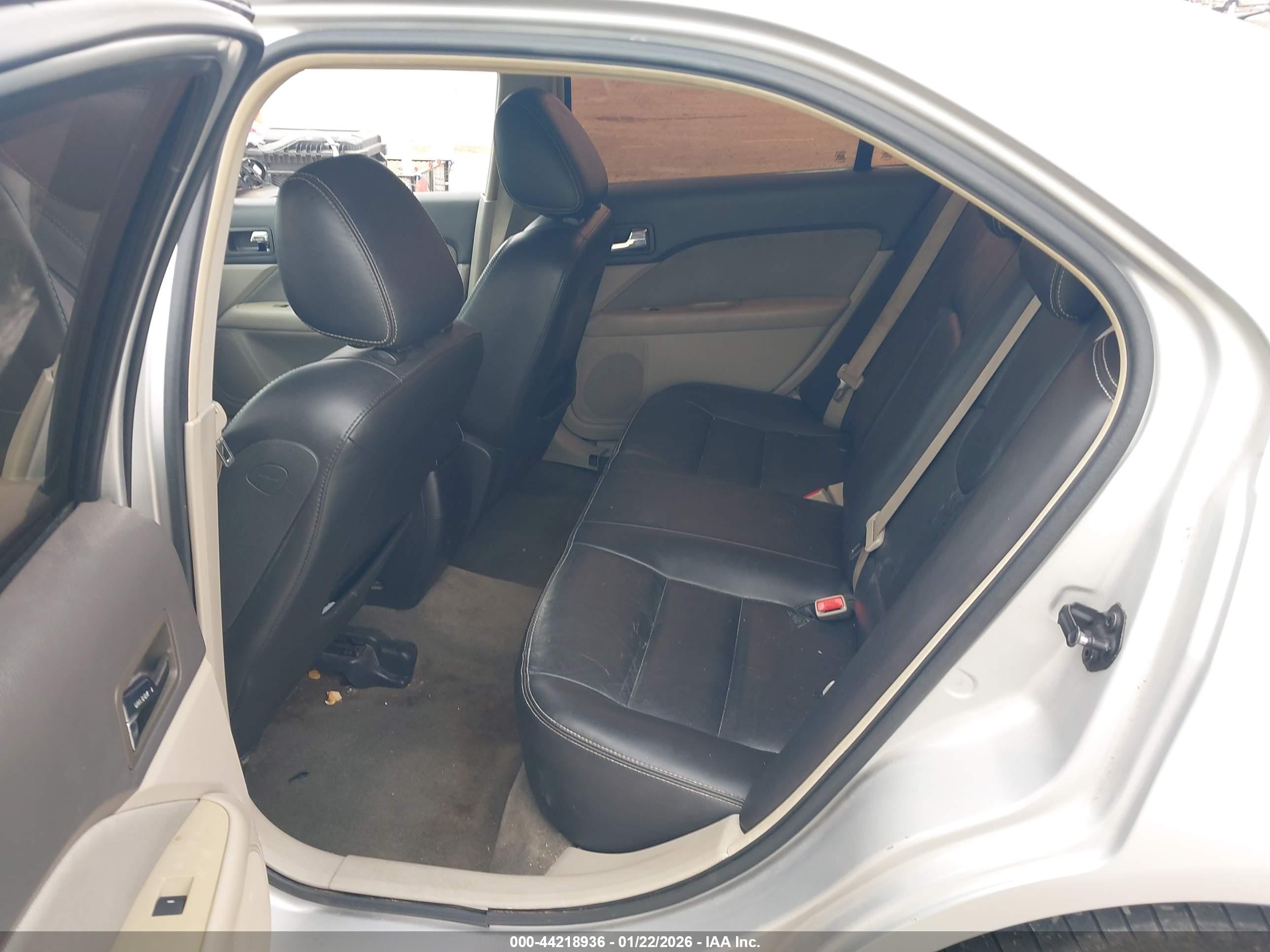 FORD FUSION image 8