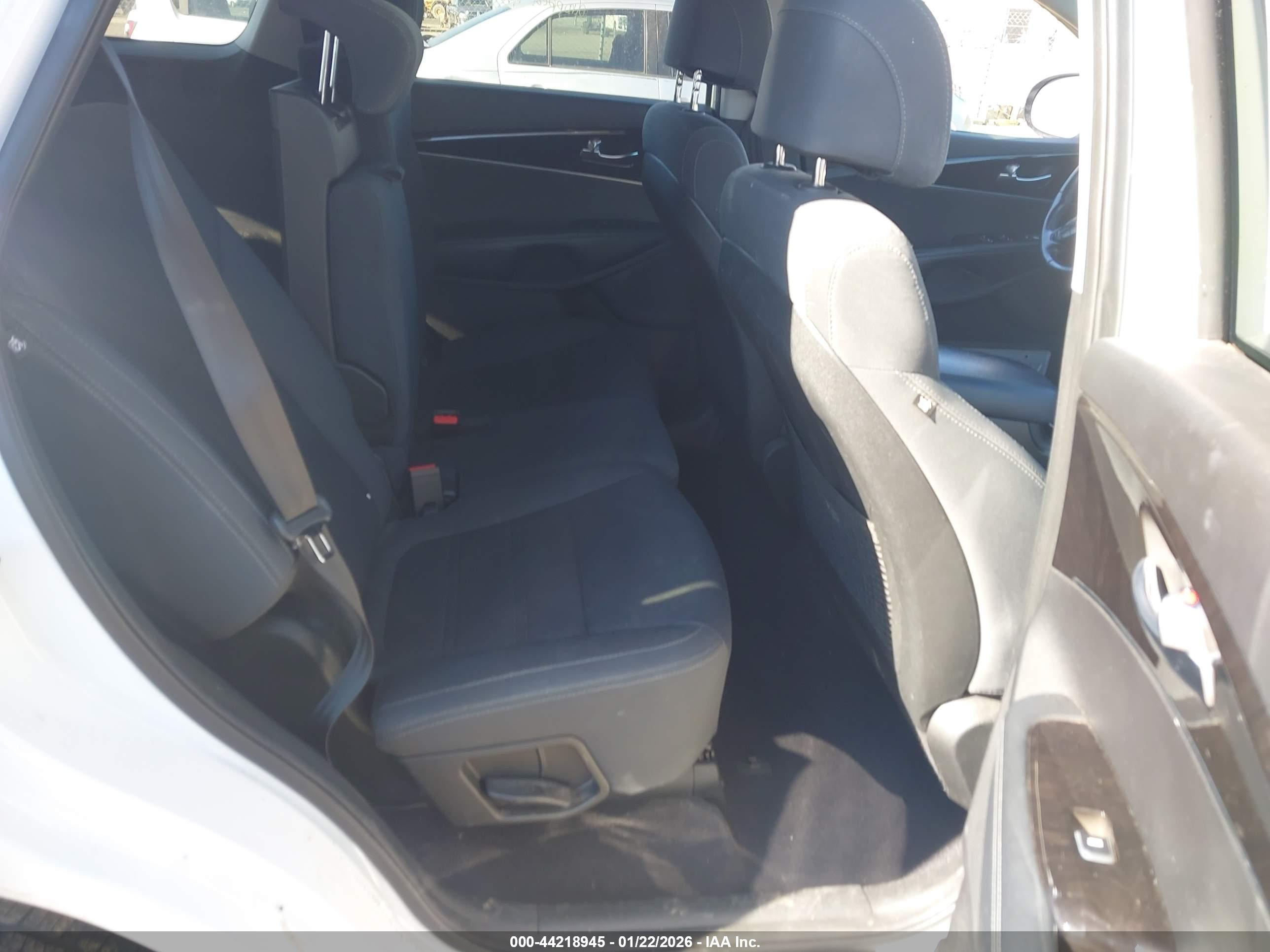 KIA SORENTO image 8