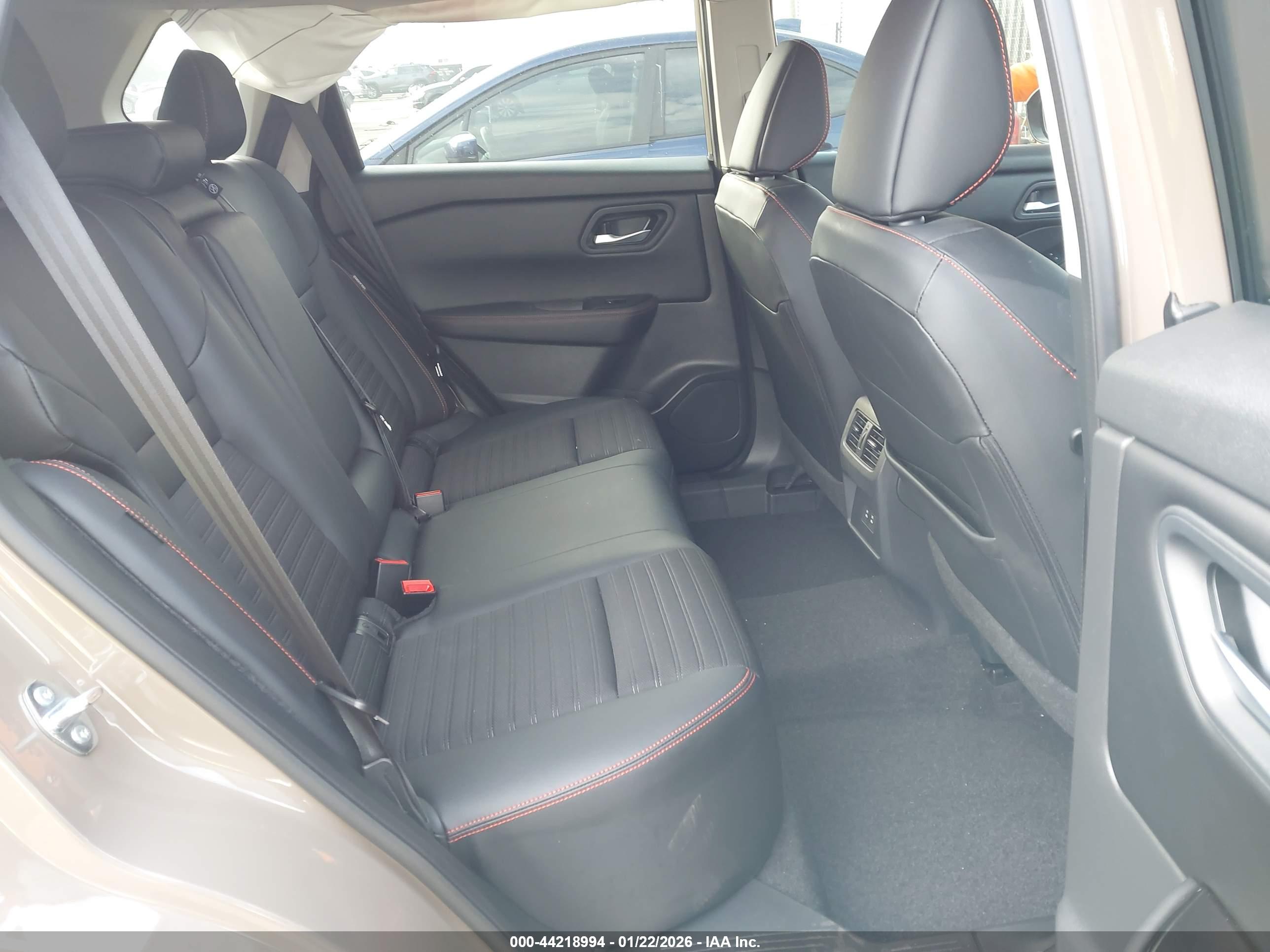 NISSAN ROGUE image 8