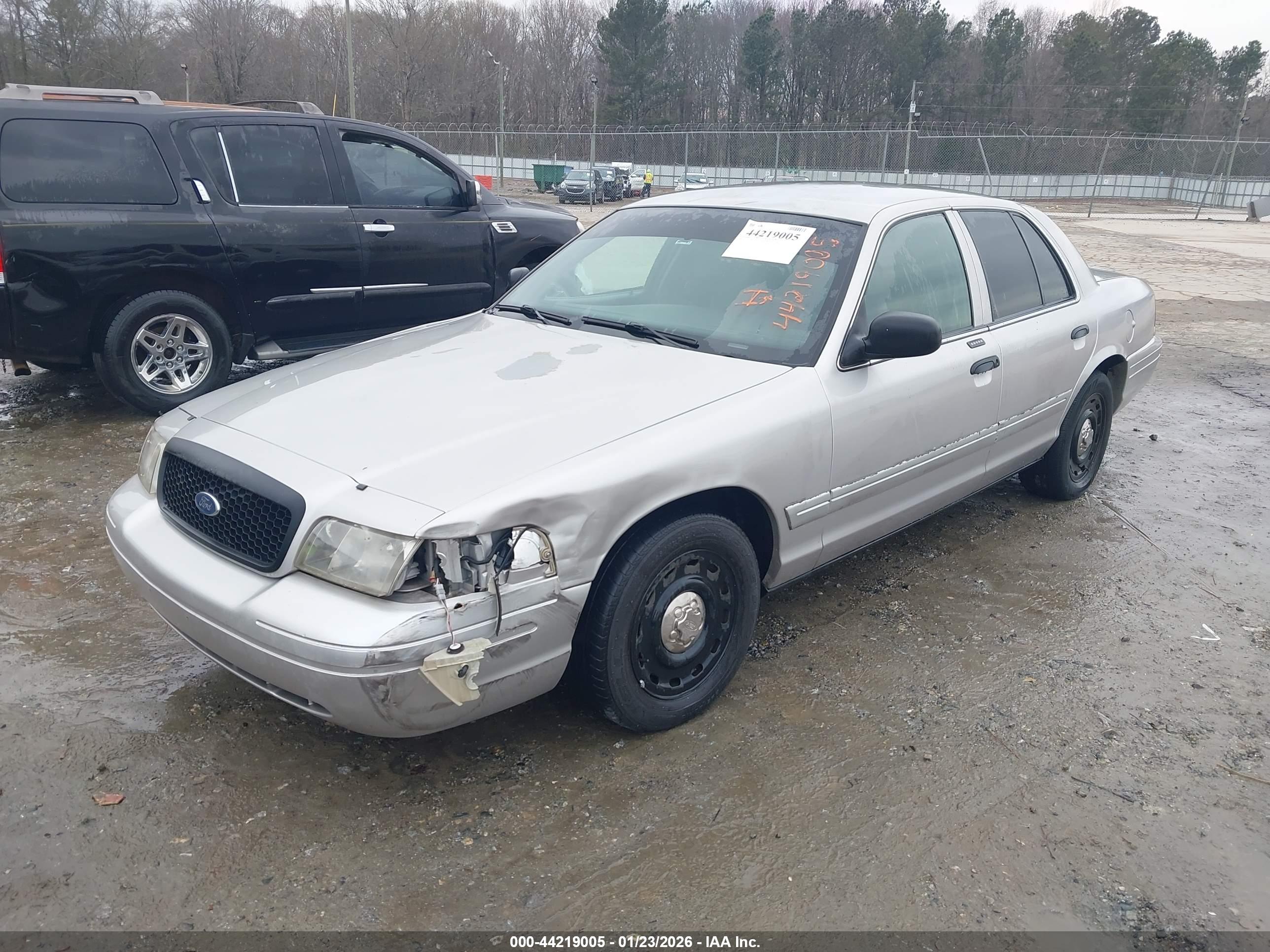 FORD CROWN image 2