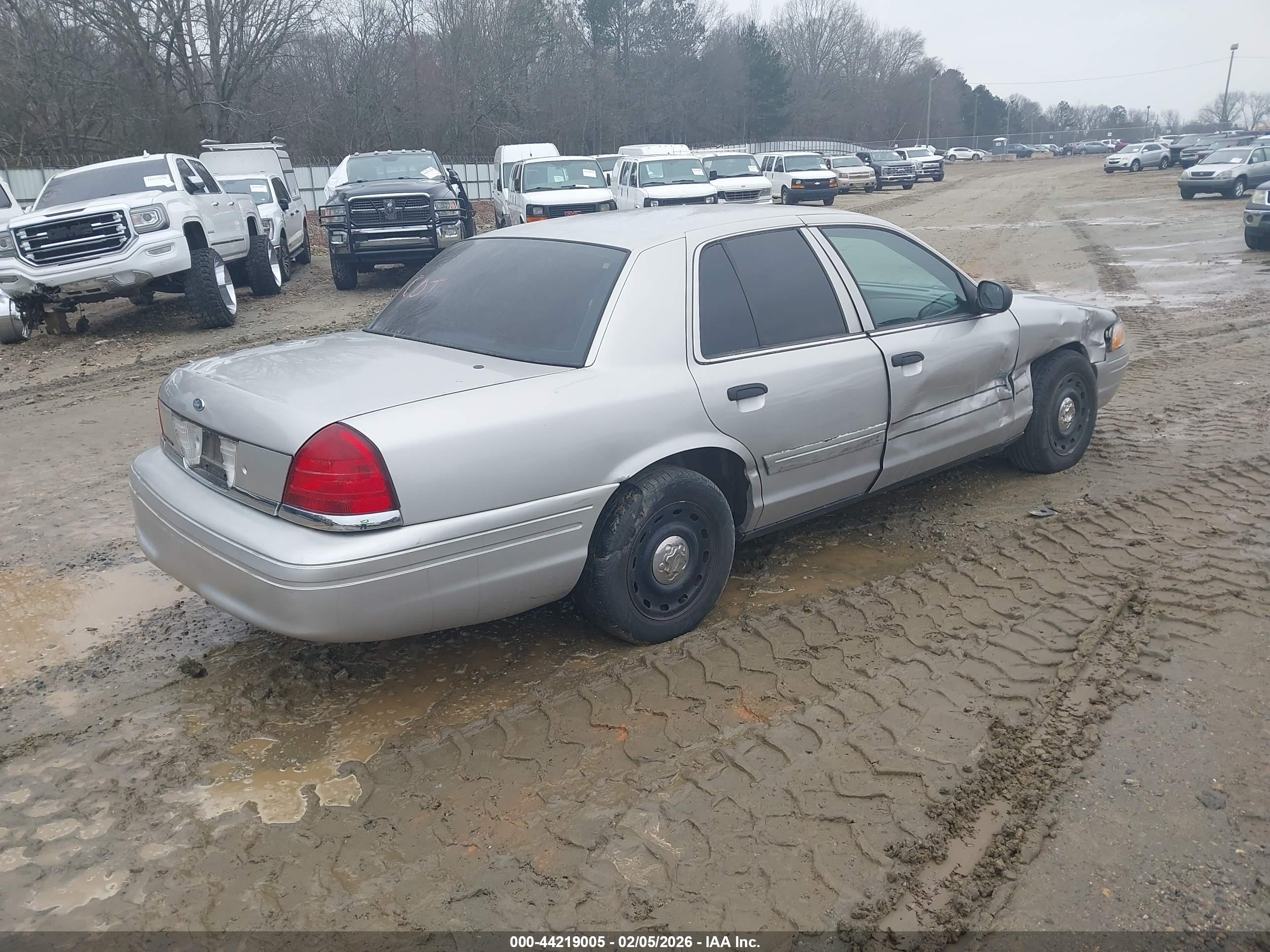 FORD CROWN image 4