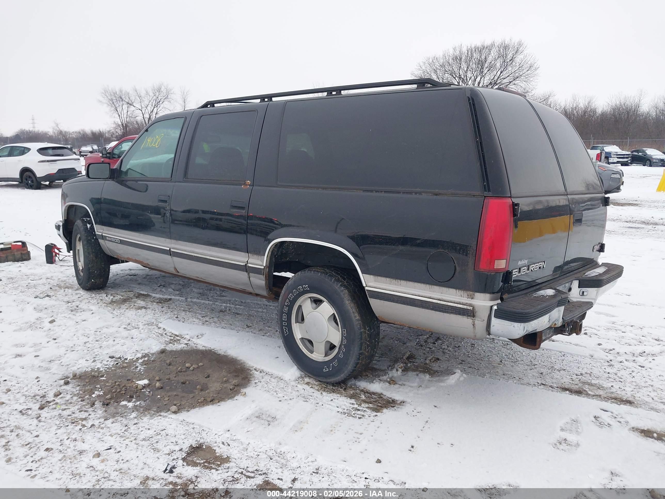 GMC SUBURBAN image 3