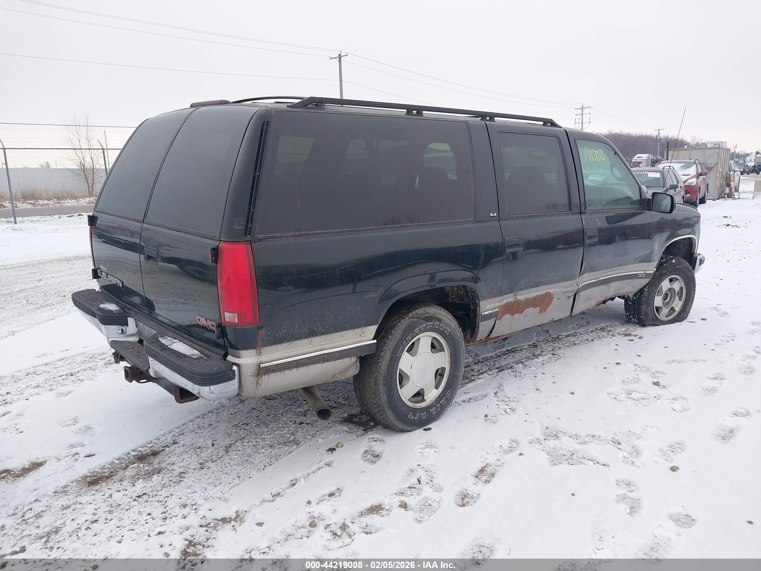 GMC SUBURBAN image 4