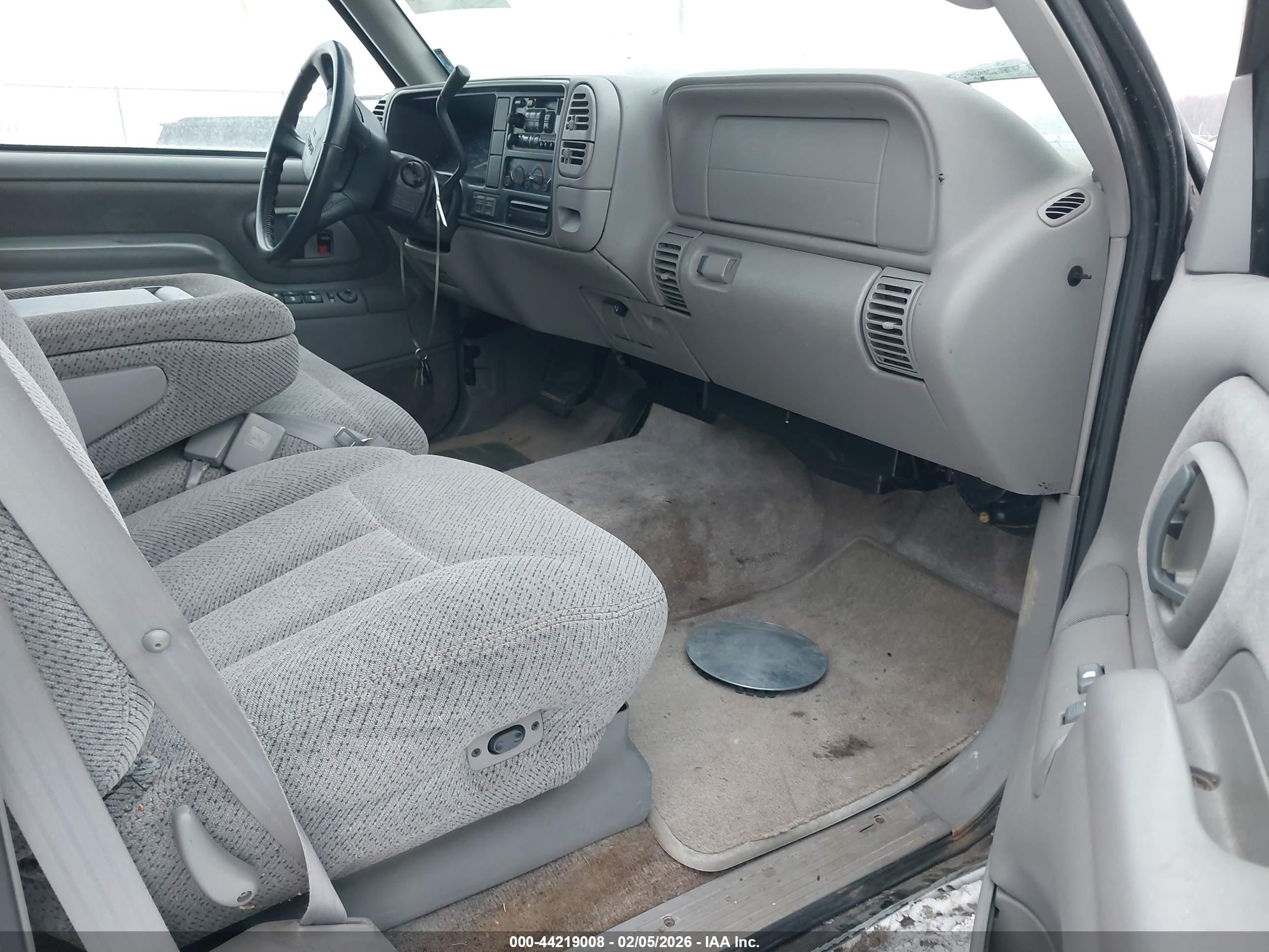 GMC SUBURBAN image 5