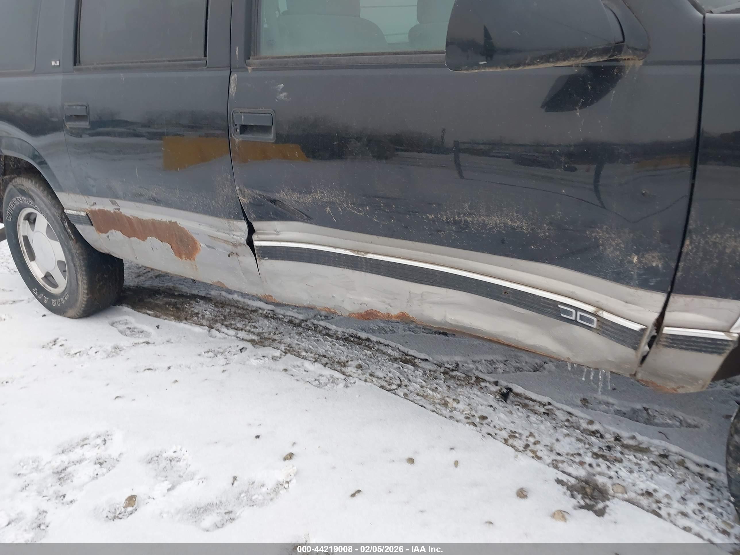 GMC SUBURBAN image 6