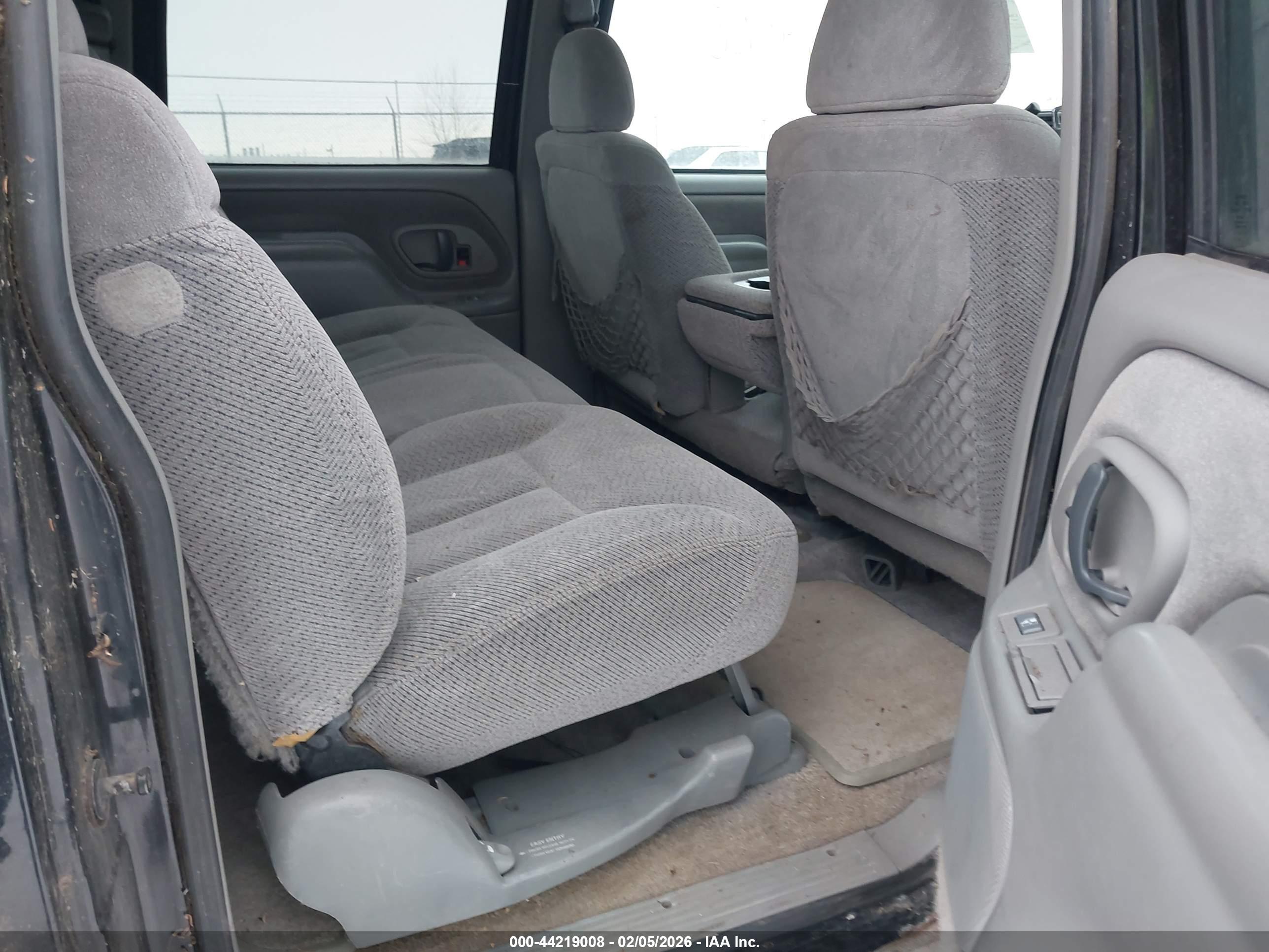 GMC SUBURBAN image 8