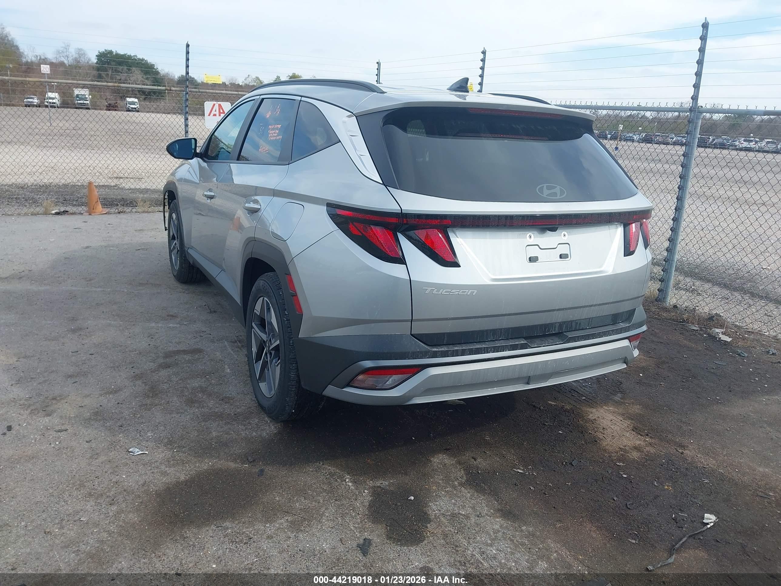 HYUNDAI TUCSON image 3