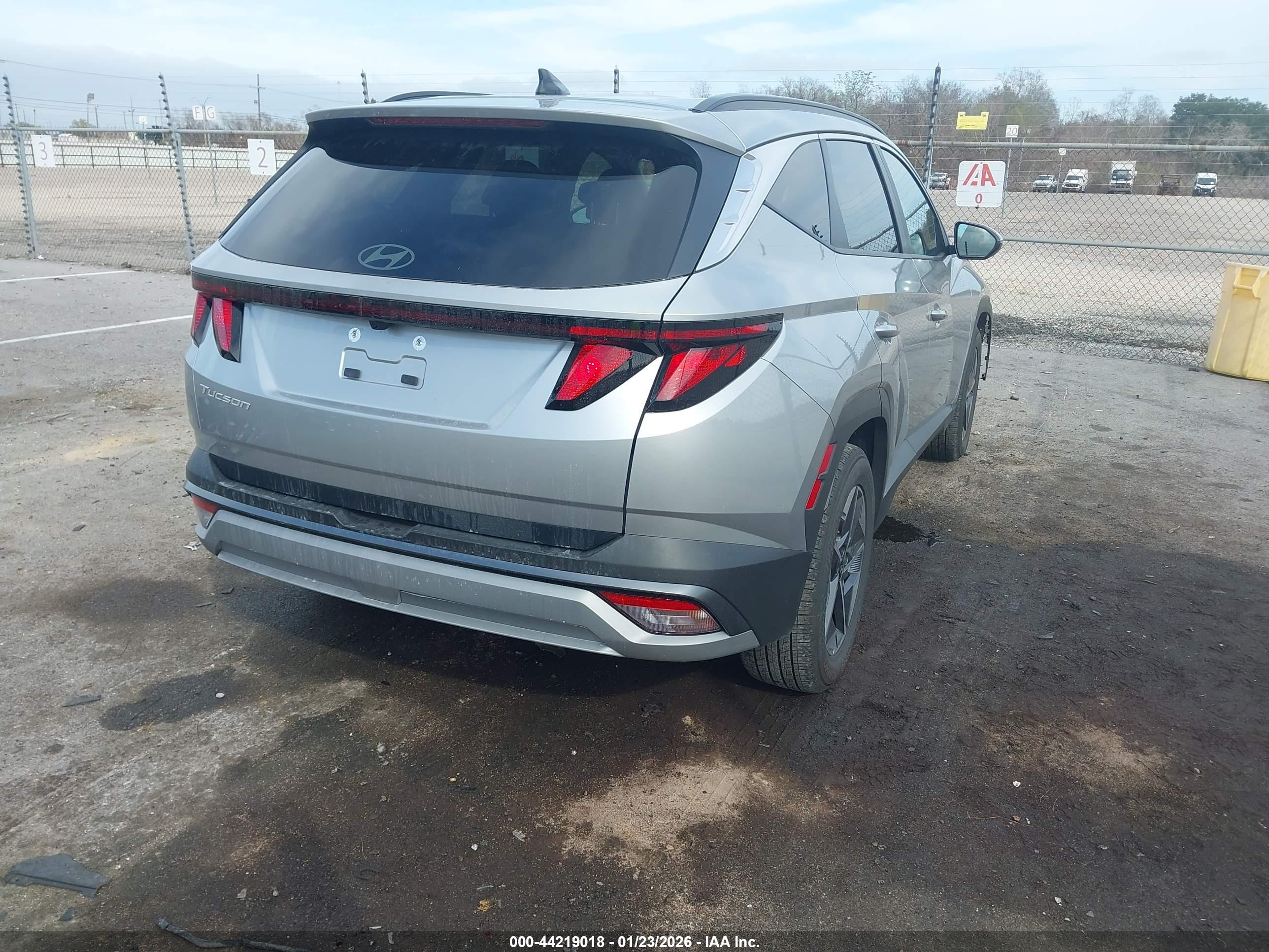 HYUNDAI TUCSON image 4