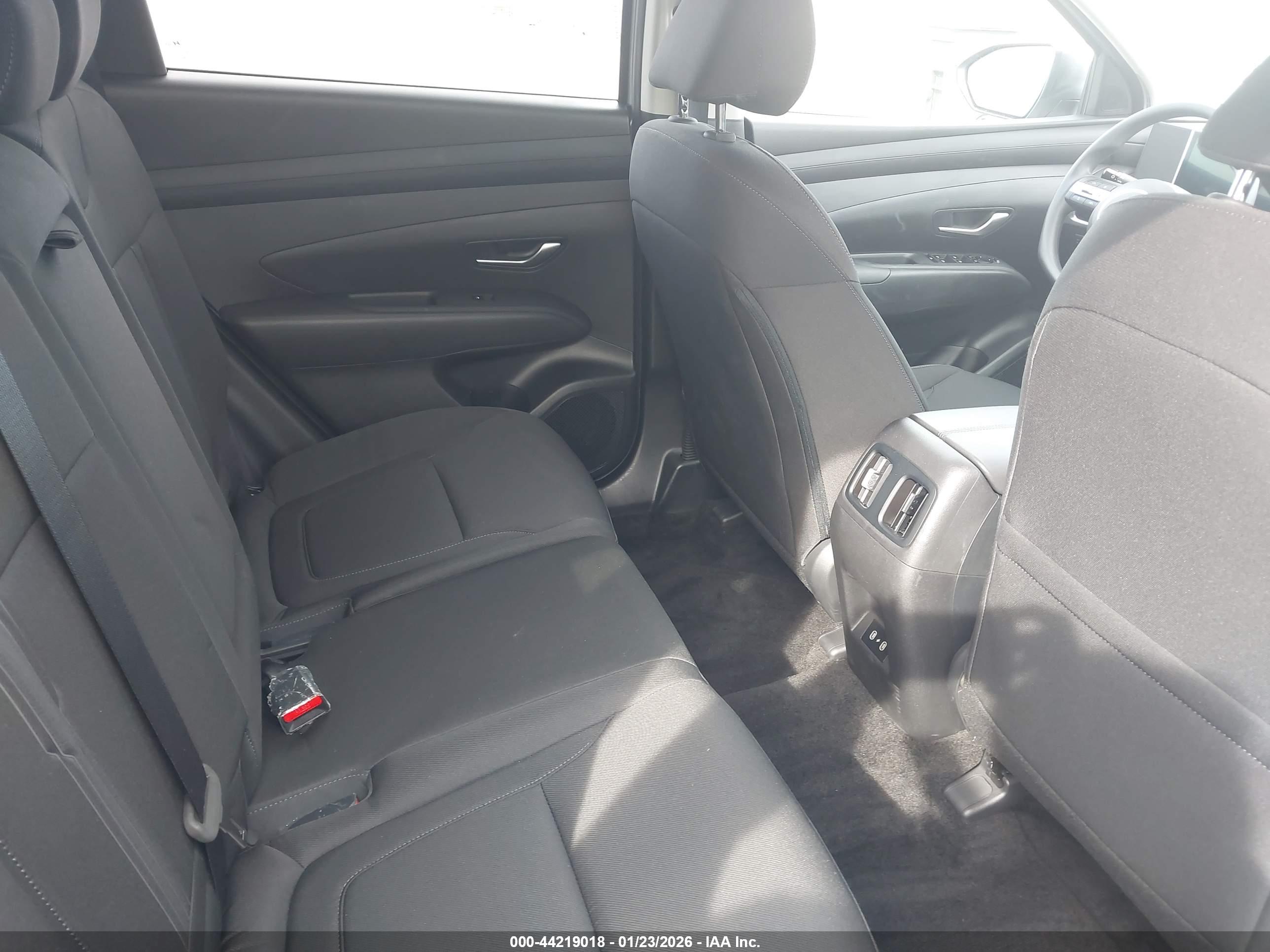 HYUNDAI TUCSON image 8