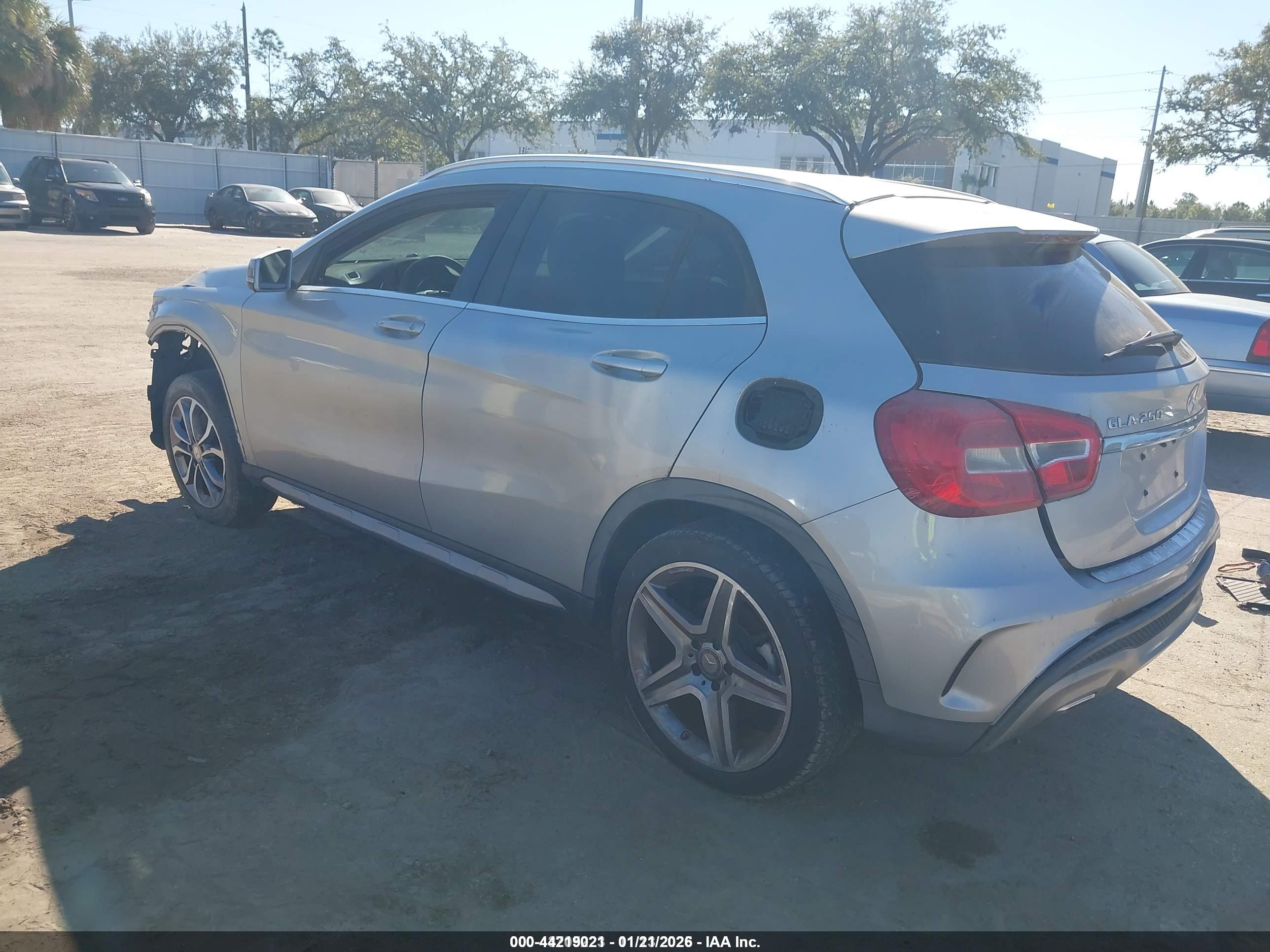 MERCEDES-BENZ GLA image 3