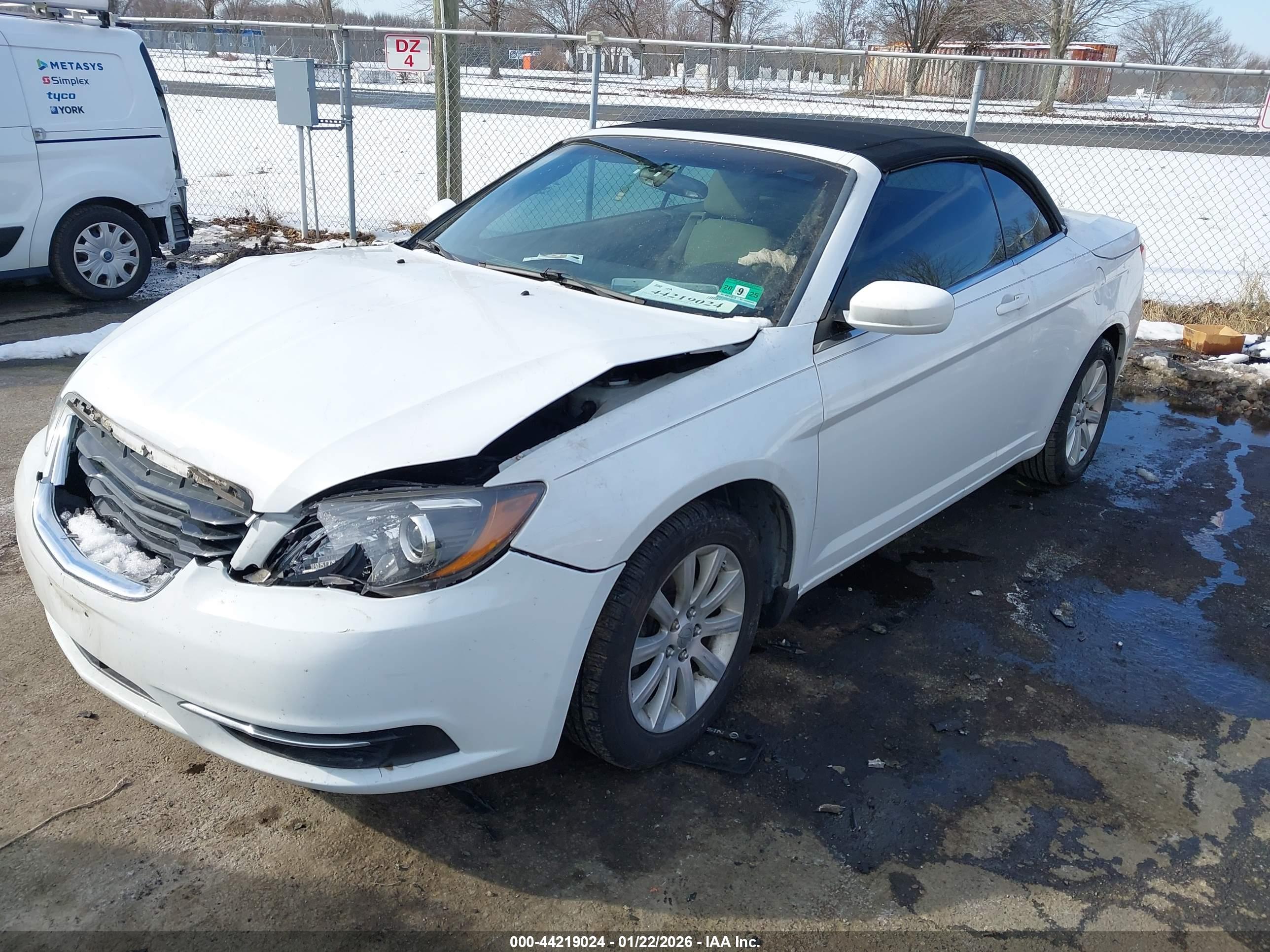 CHRYSLER 200 image 2