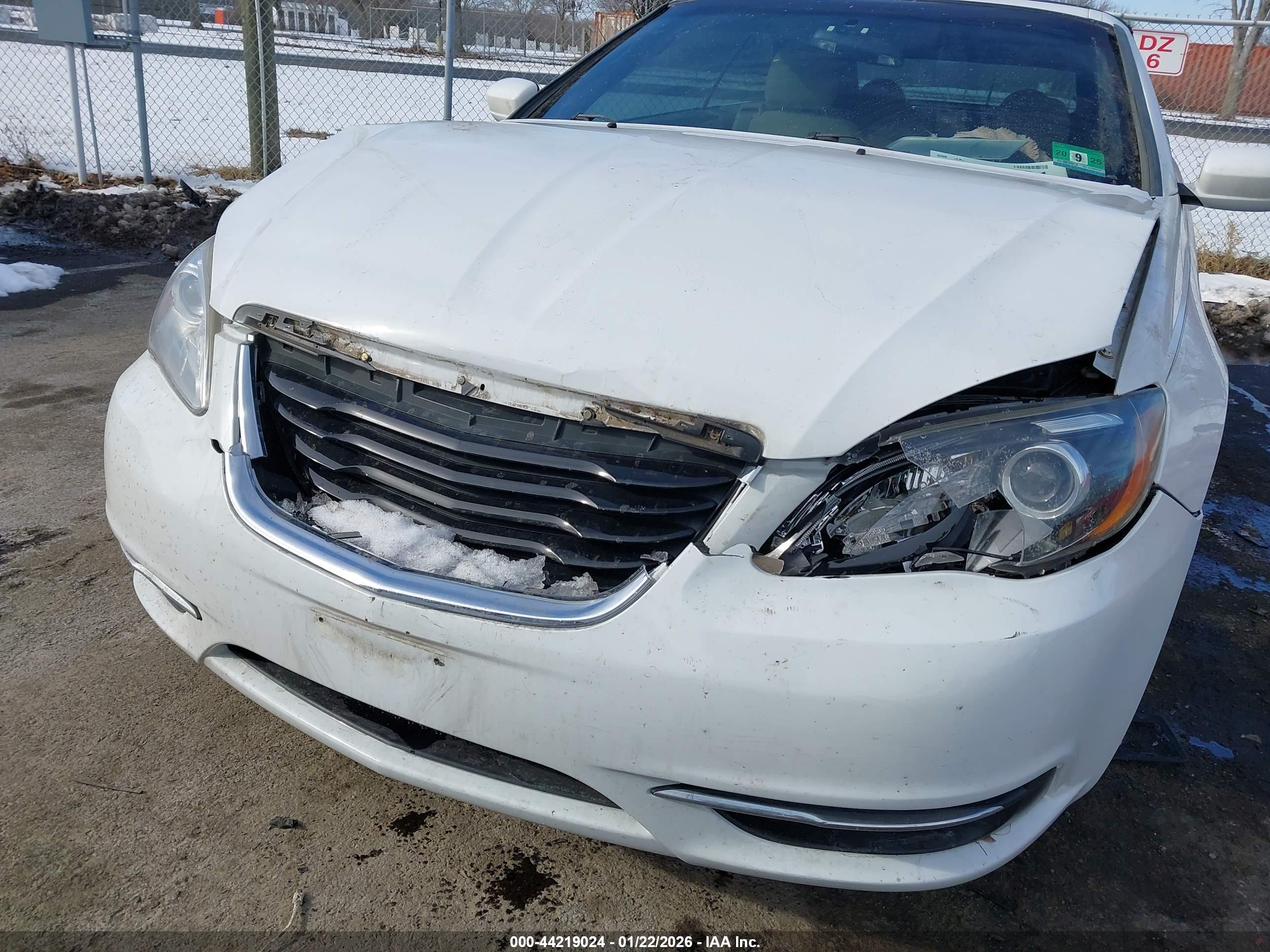 CHRYSLER 200 image 6