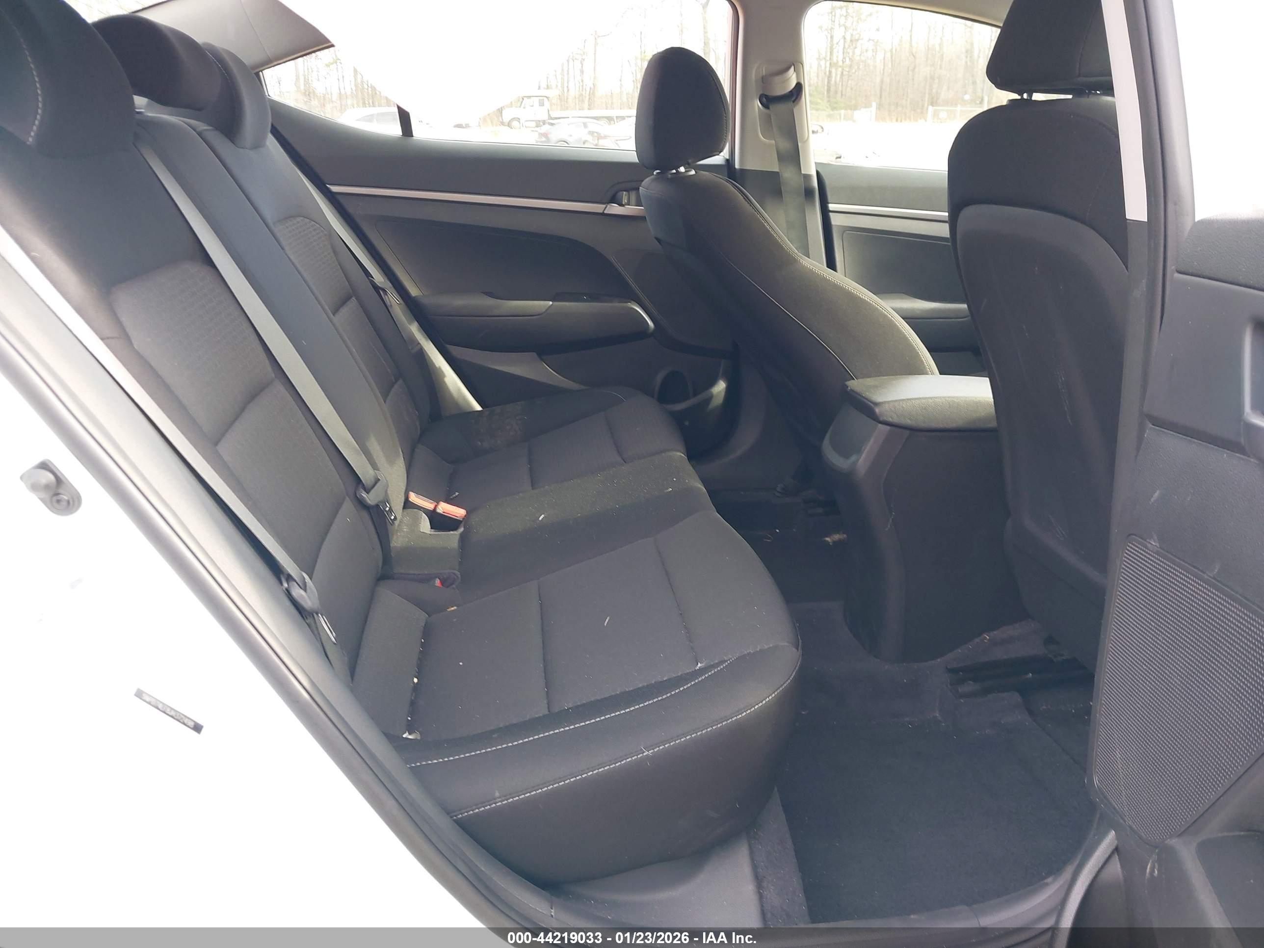 HYUNDAI ELANTRA image 8