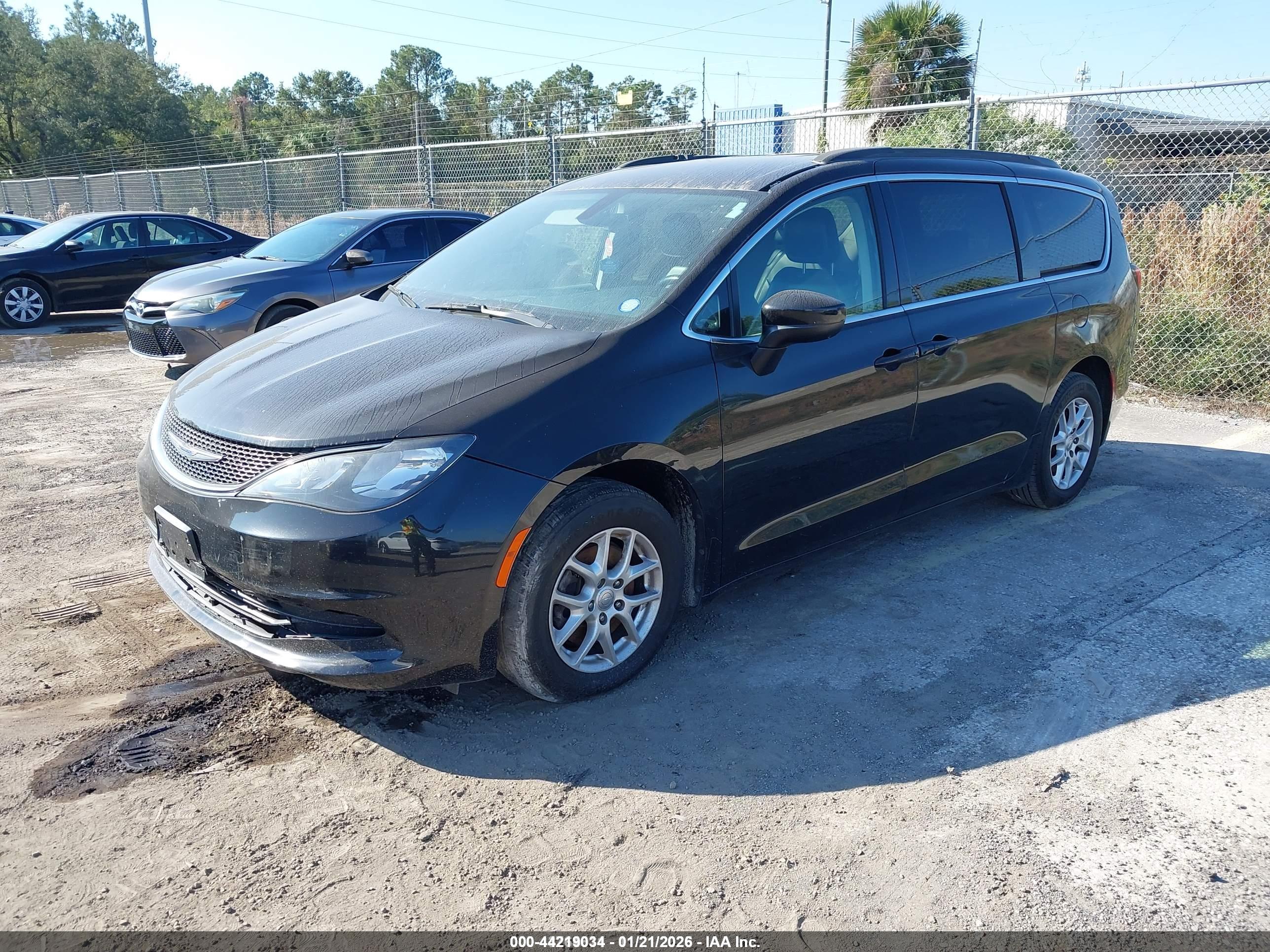 CHRYSLER VOYAGER image 2