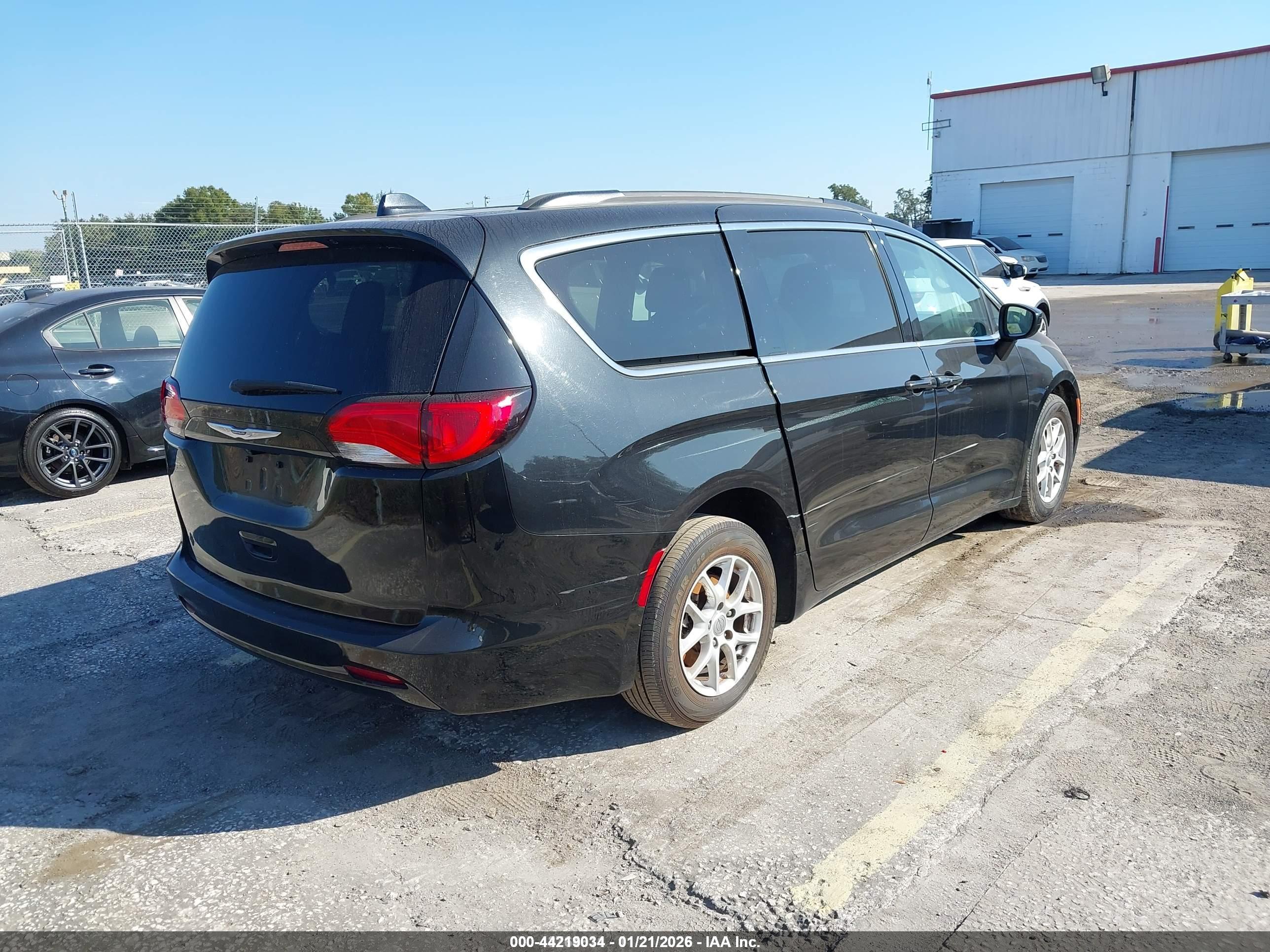 CHRYSLER VOYAGER image 4