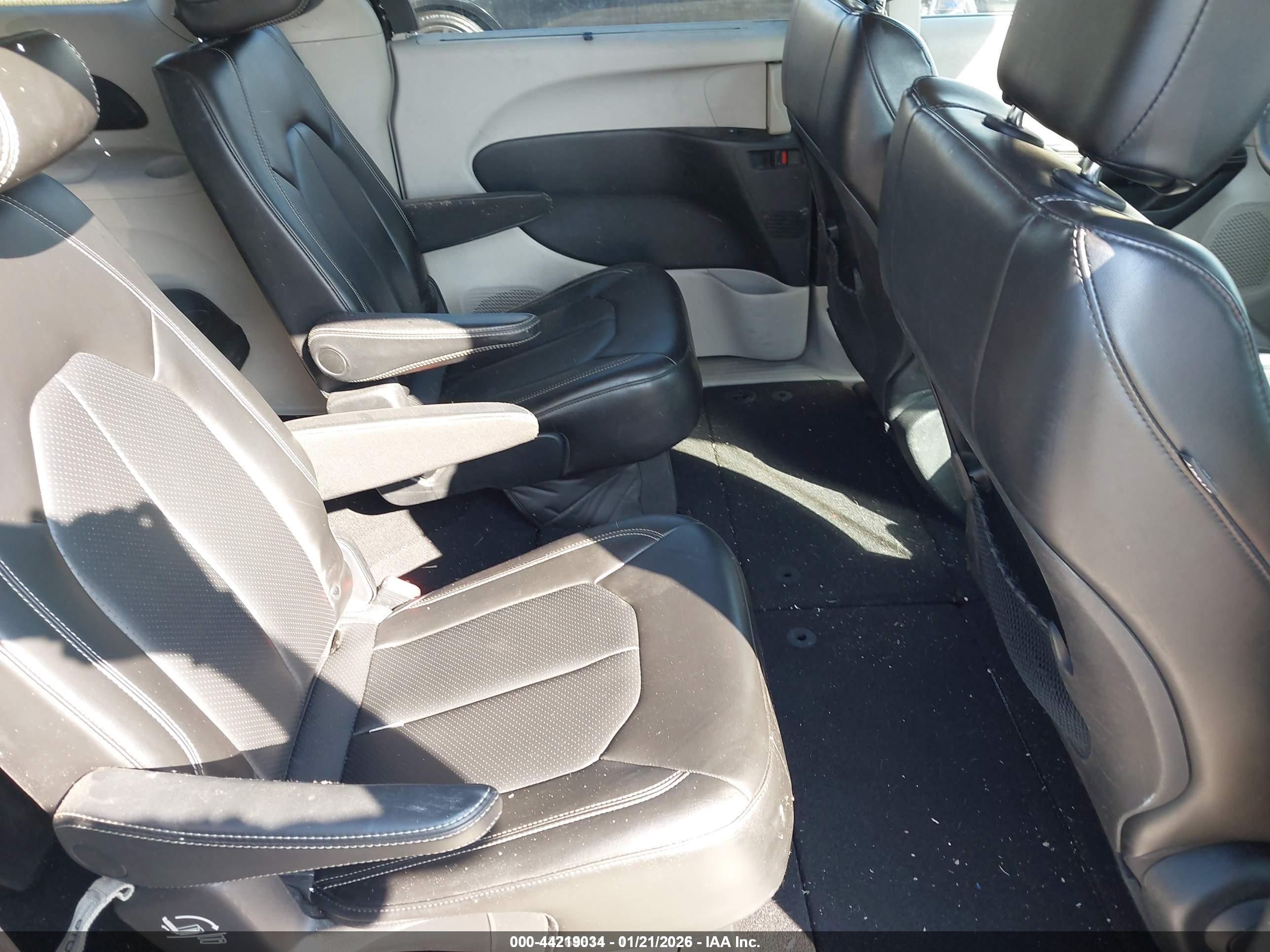 CHRYSLER VOYAGER image 8