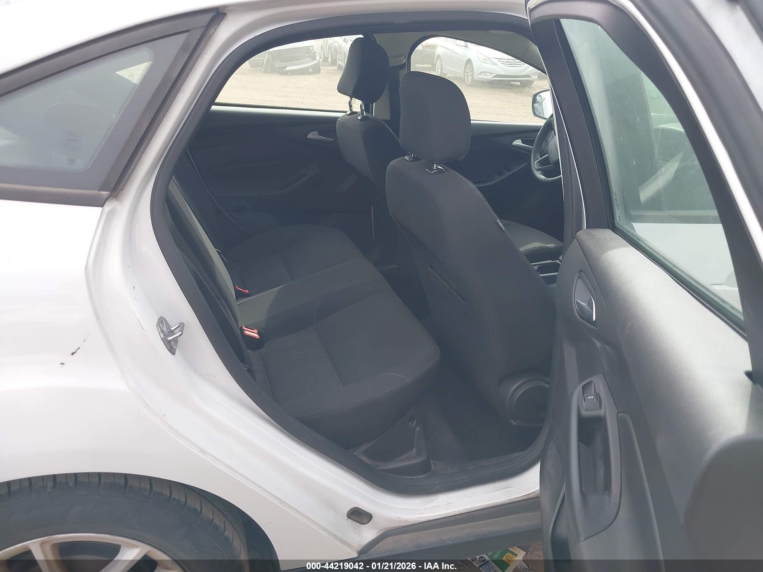 FORD FOCUS image 8