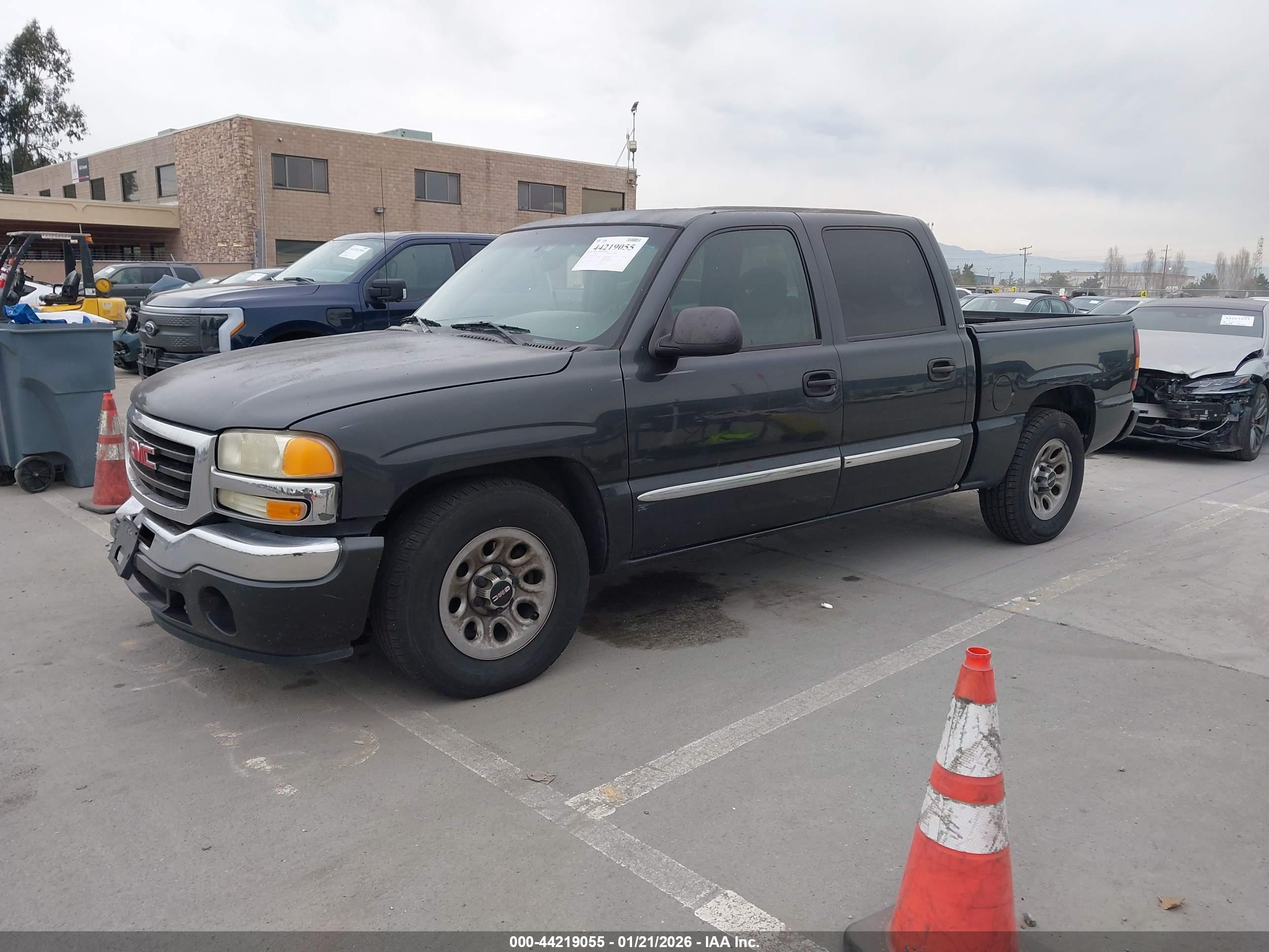 GMC SIERRA image 2