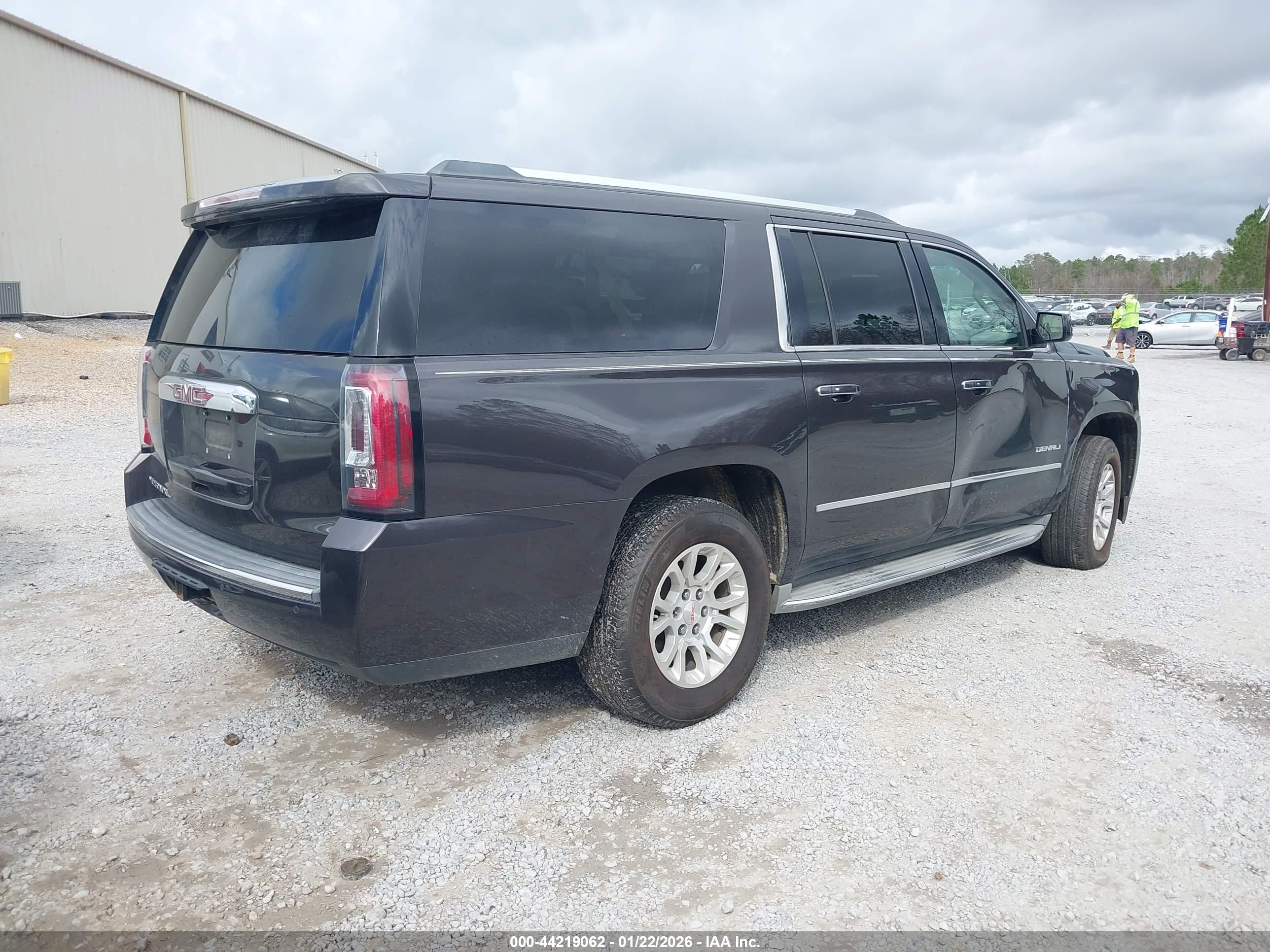 GMC YUKON image 4