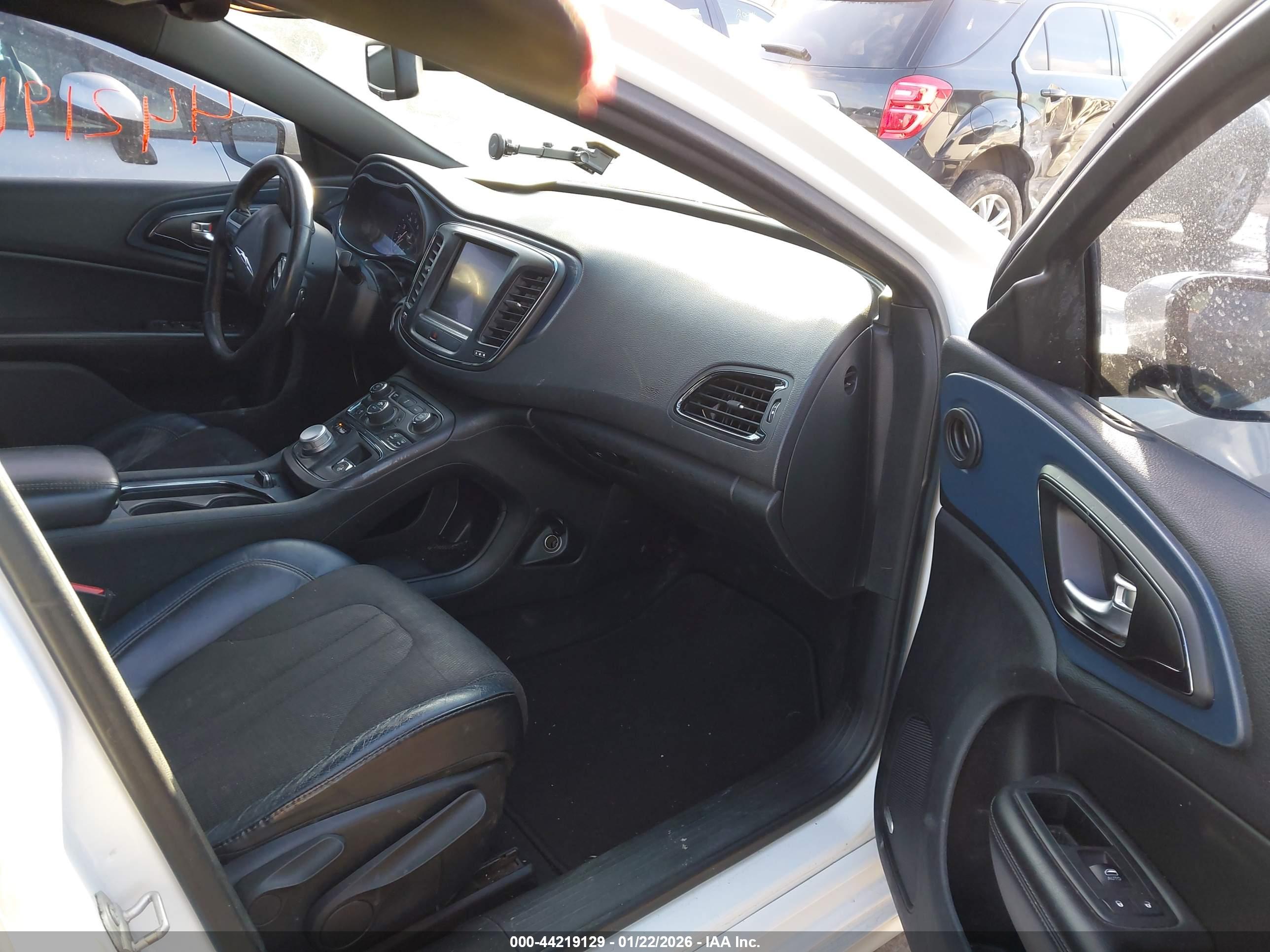 CHRYSLER 200 image 5