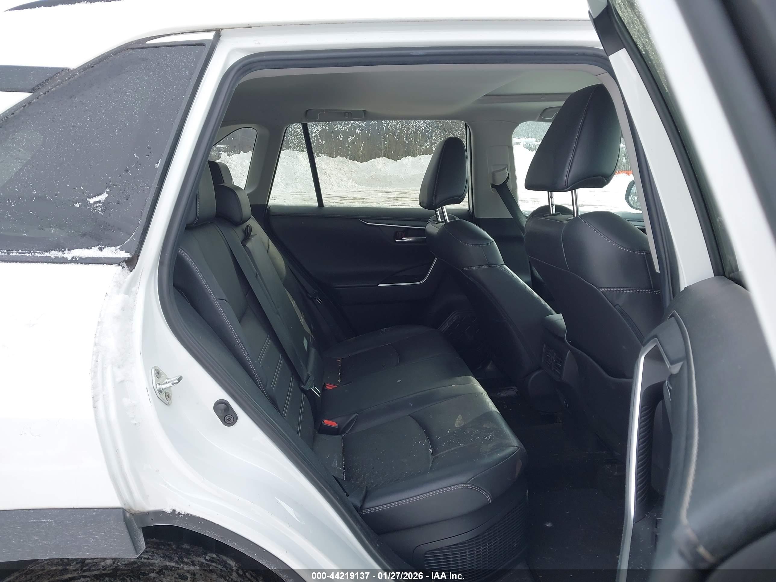 TOYOTA RAV4 image 8