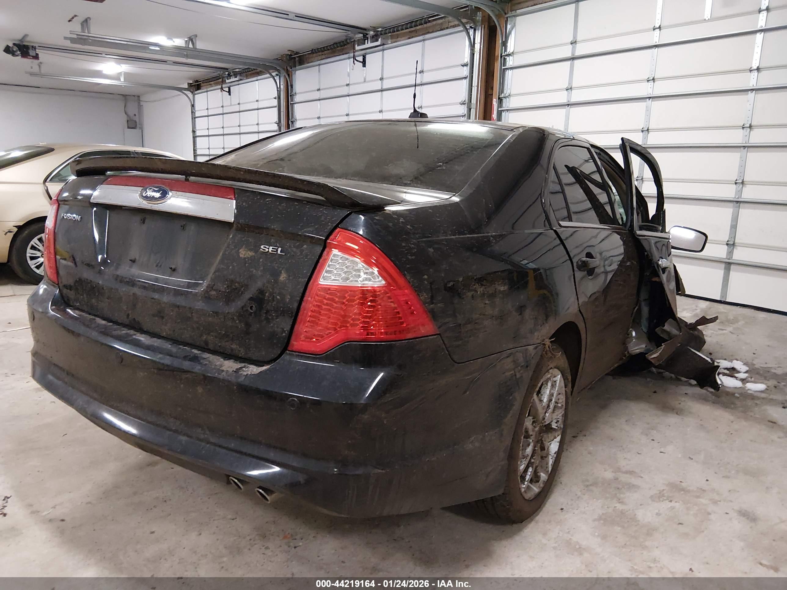 FORD FUSION image 4