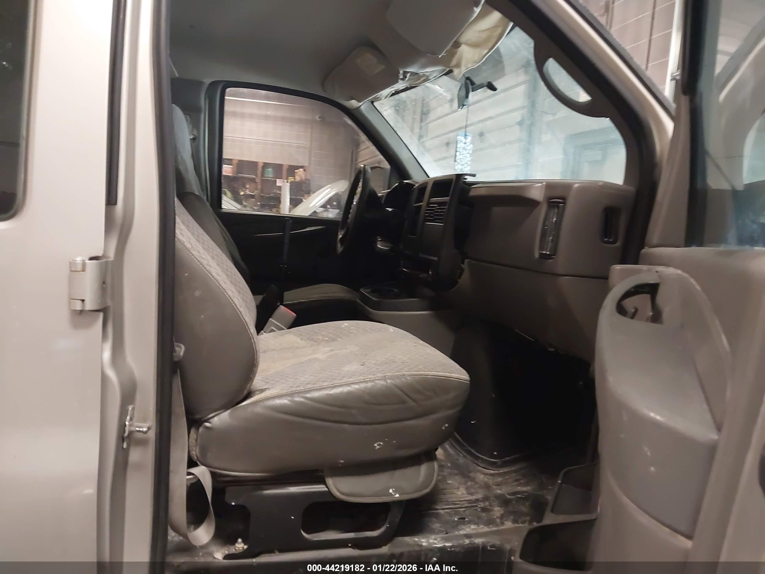 GMC SAVANA image 5