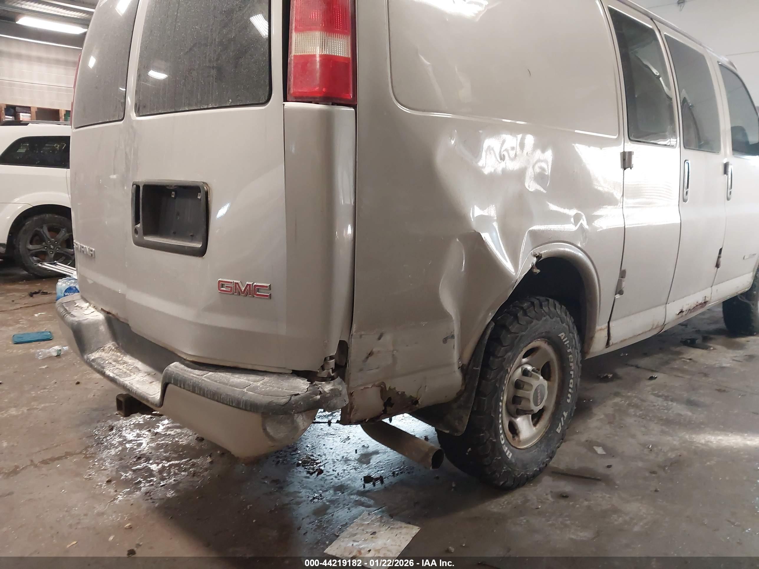 GMC SAVANA image 6