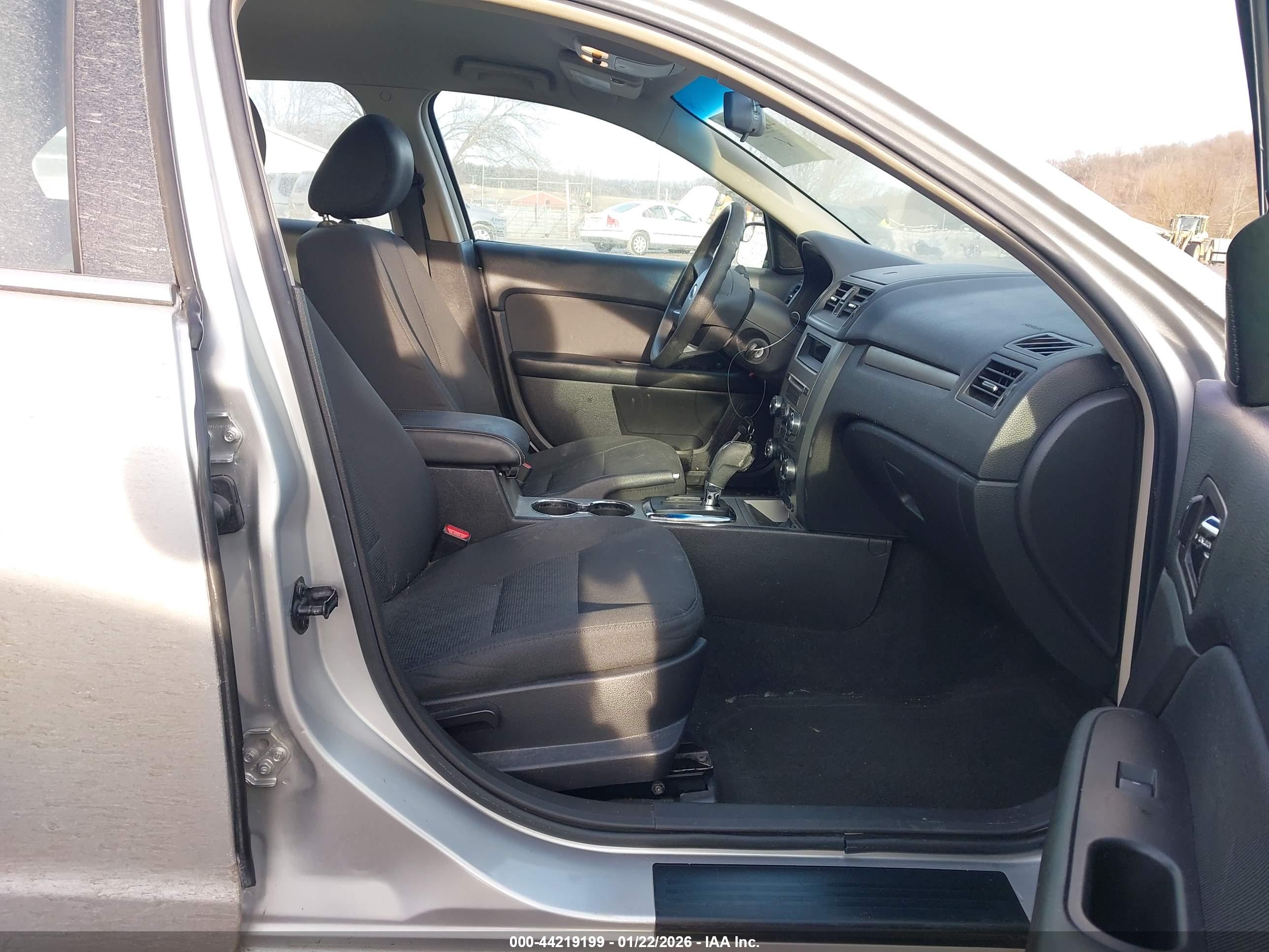FORD FUSION image 5