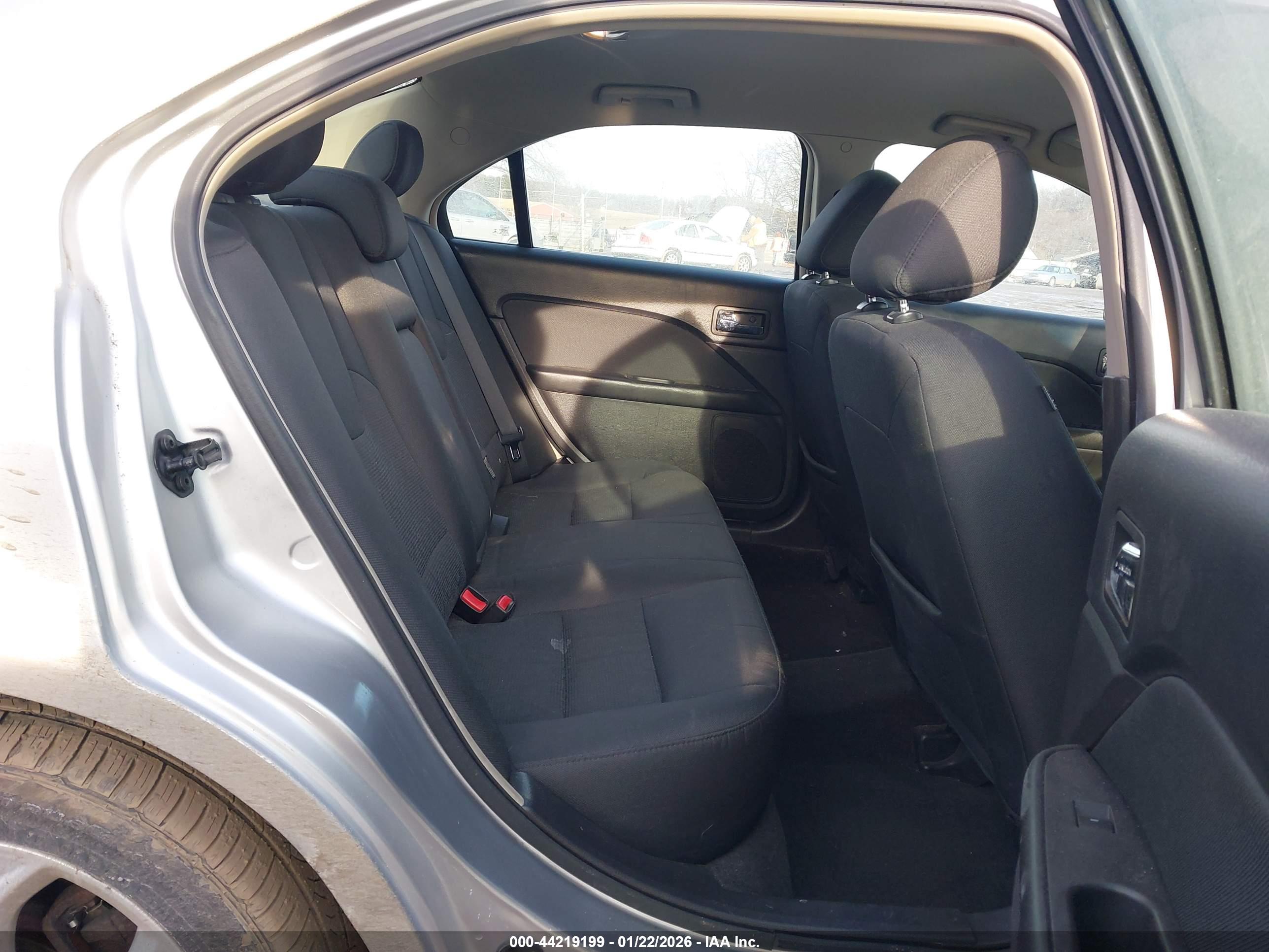 FORD FUSION image 8