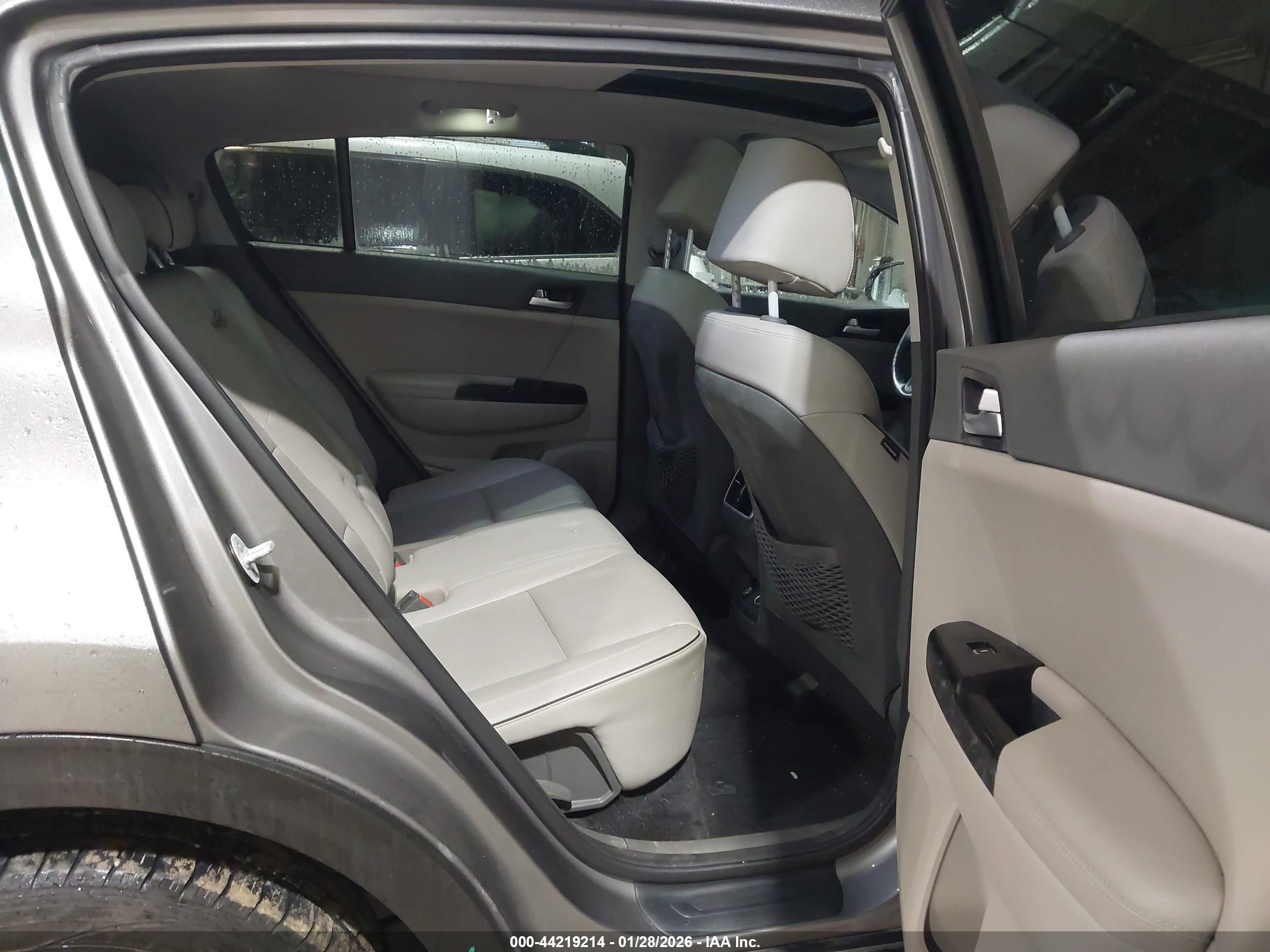 KIA SPORTAGE image 8