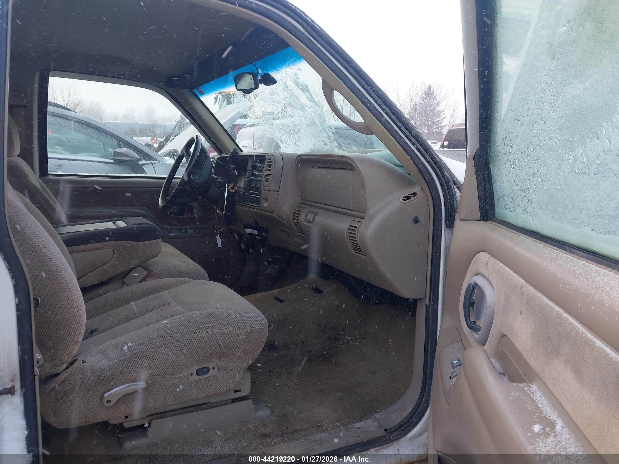 CHEVROLET C2500 image 5