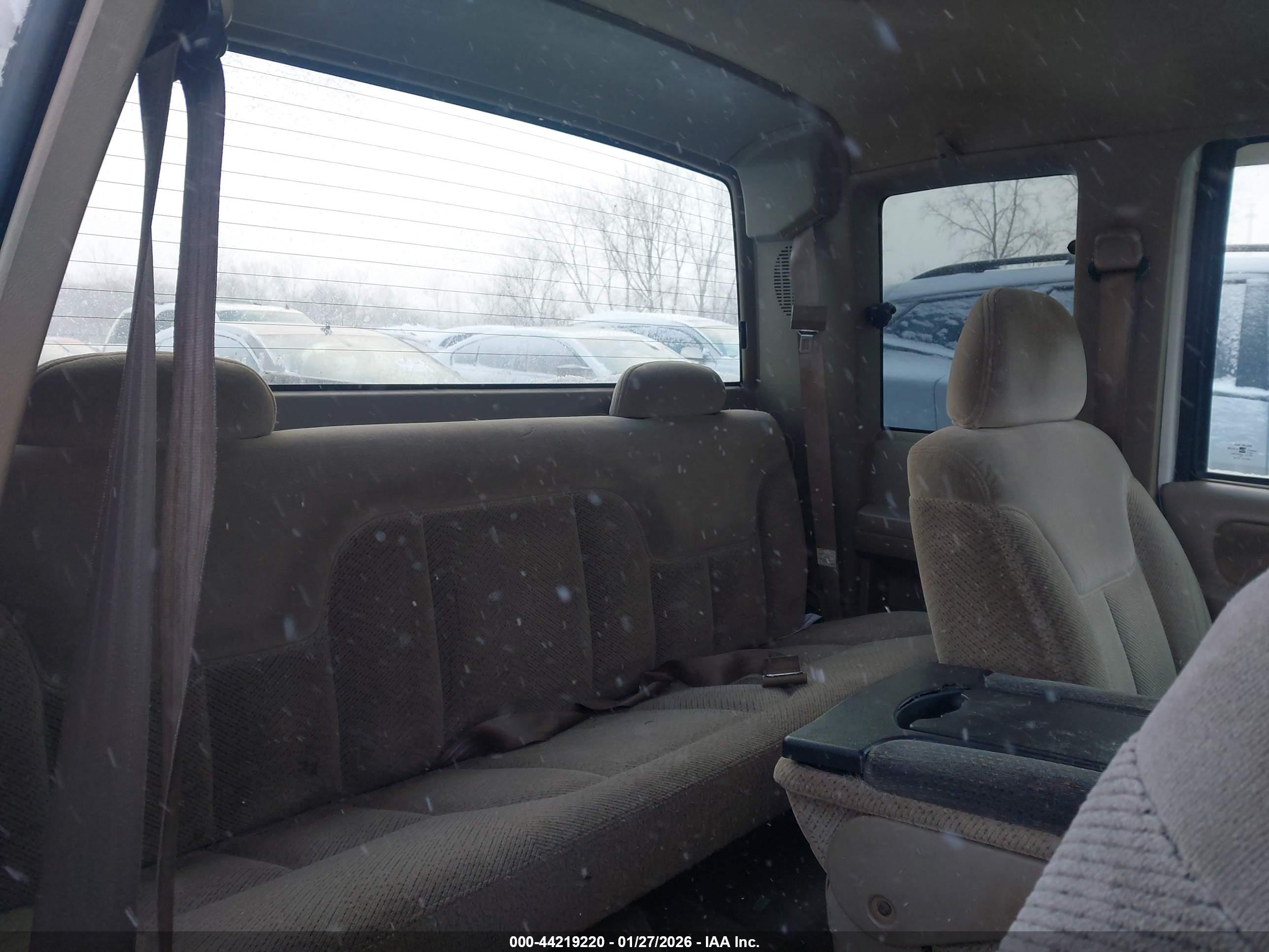 CHEVROLET C2500 image 8