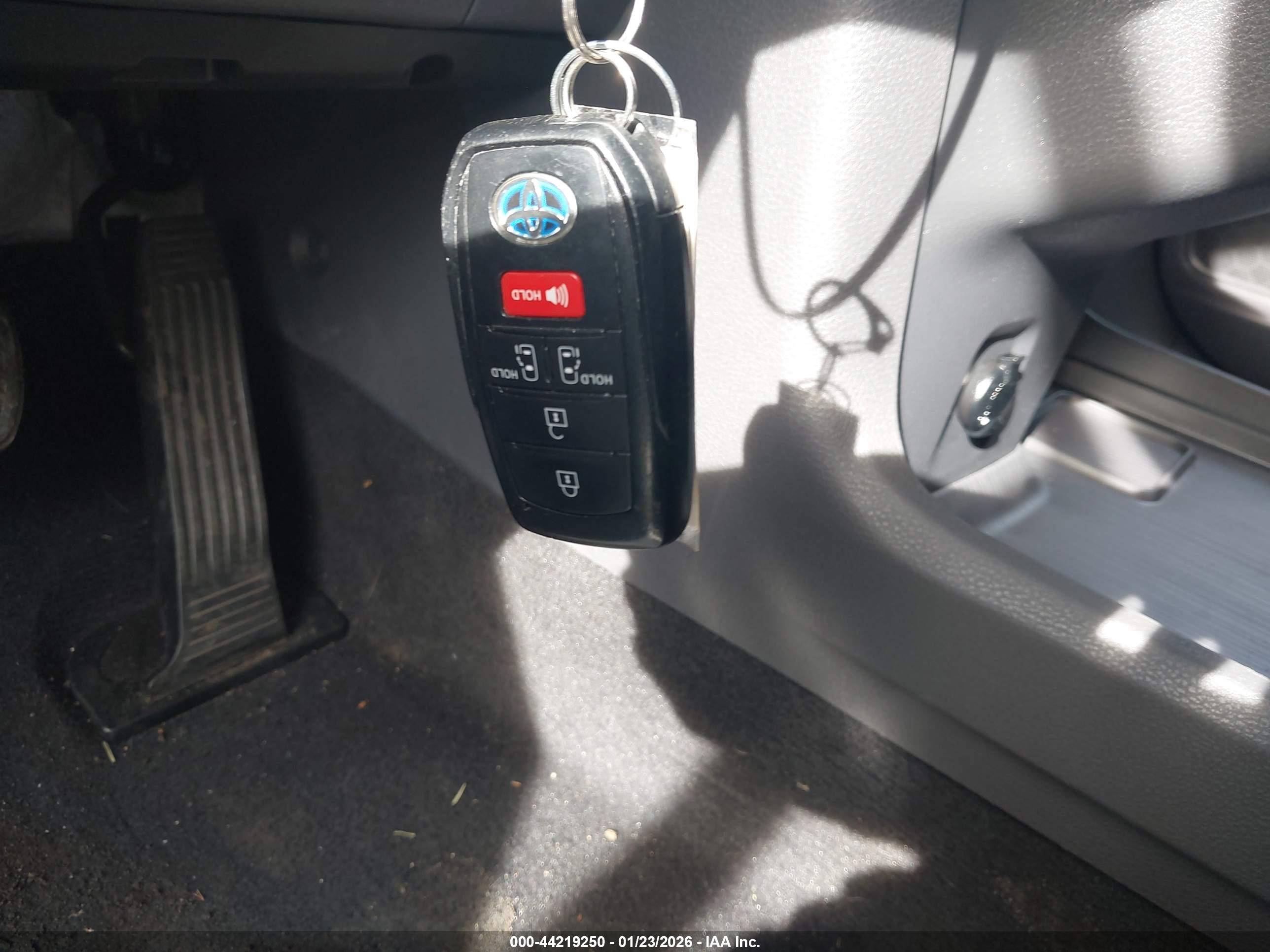 TOYOTA SIENNA image 11