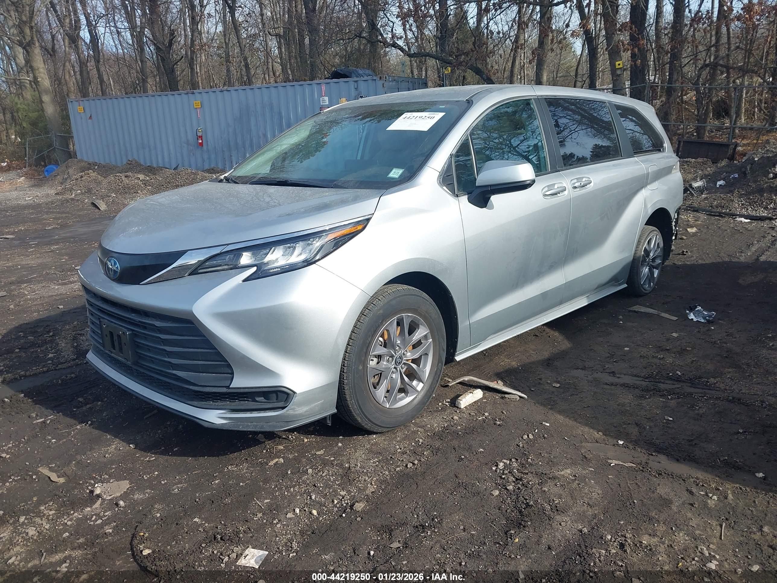 TOYOTA SIENNA image 2