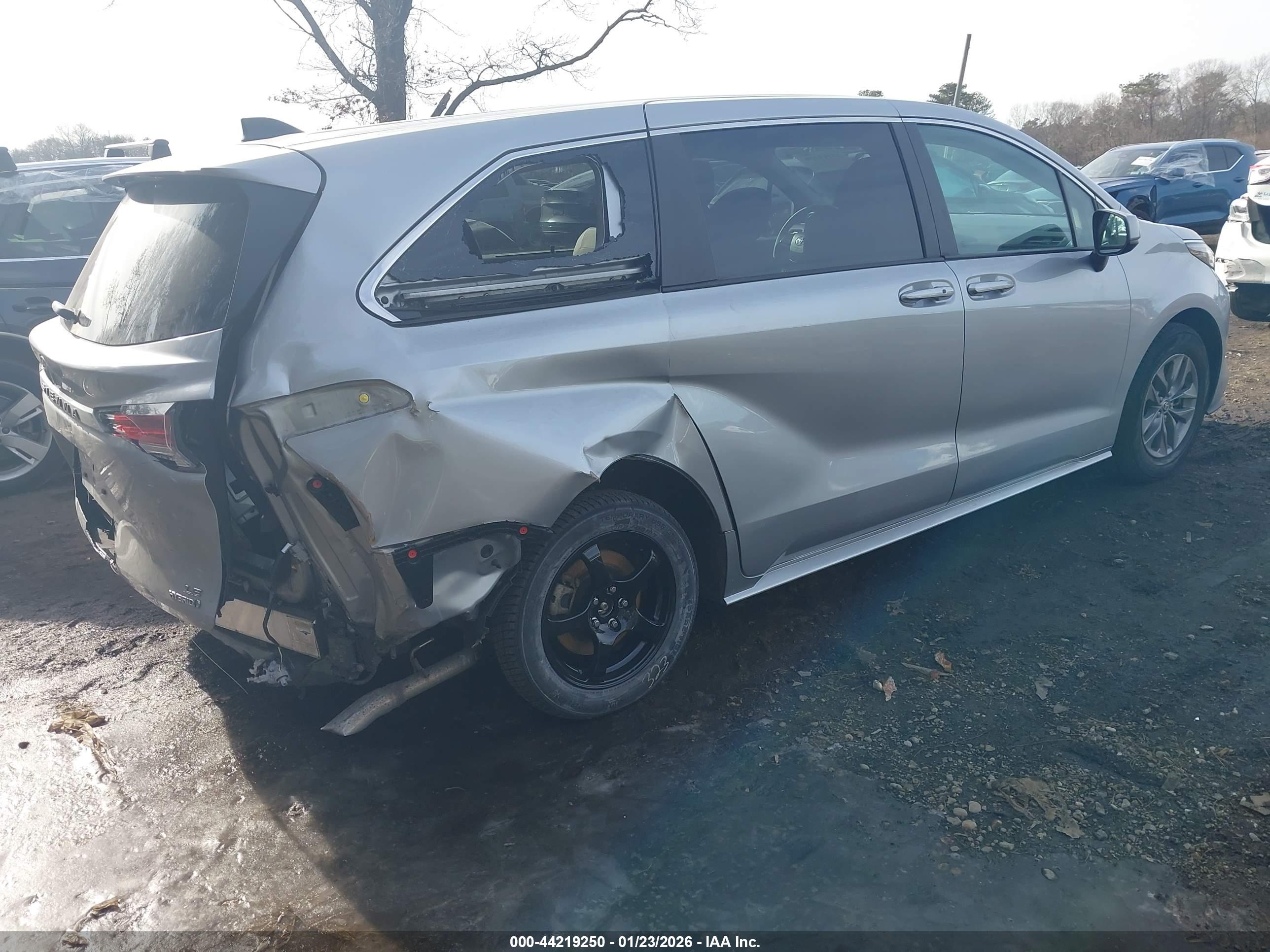 TOYOTA SIENNA image 4