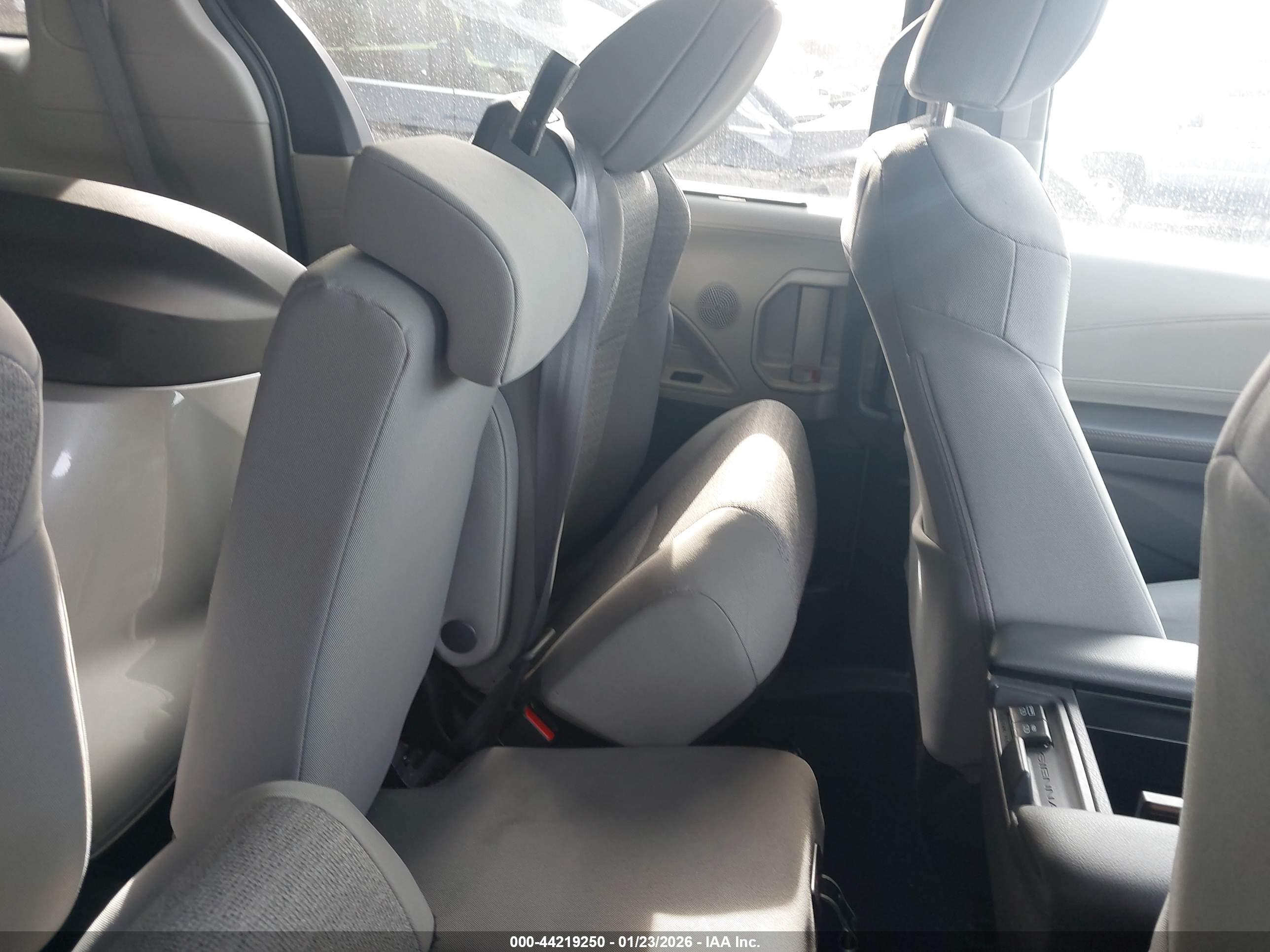 TOYOTA SIENNA image 8