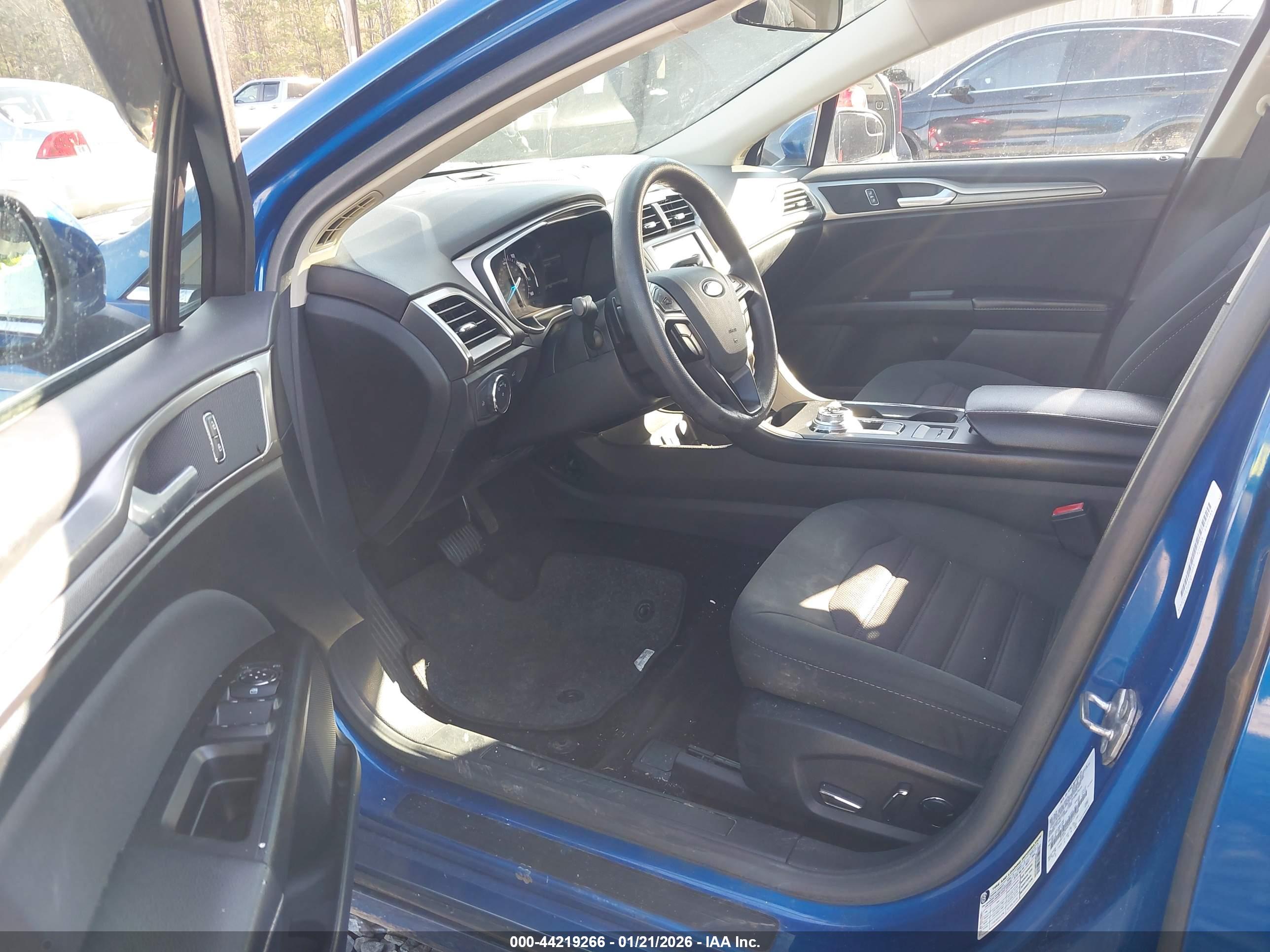 FORD FUSION image 5