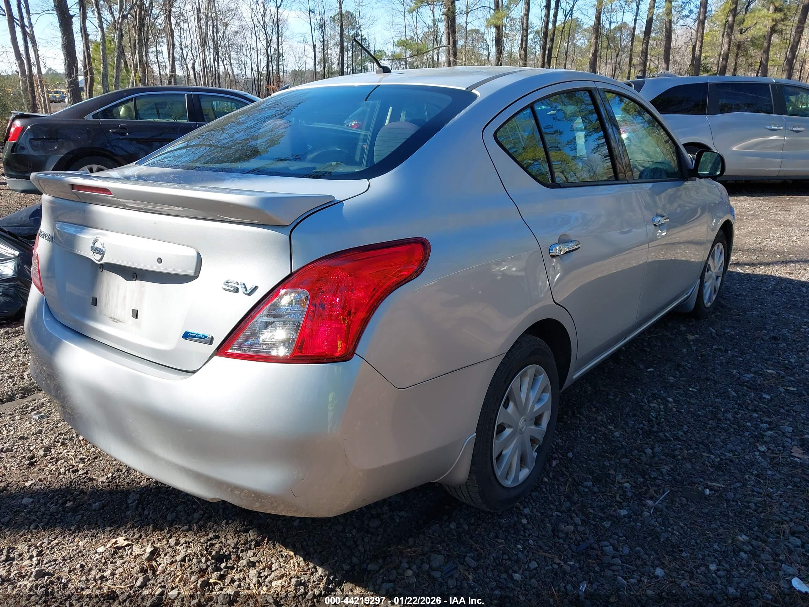 NISSAN VERSA image 4
