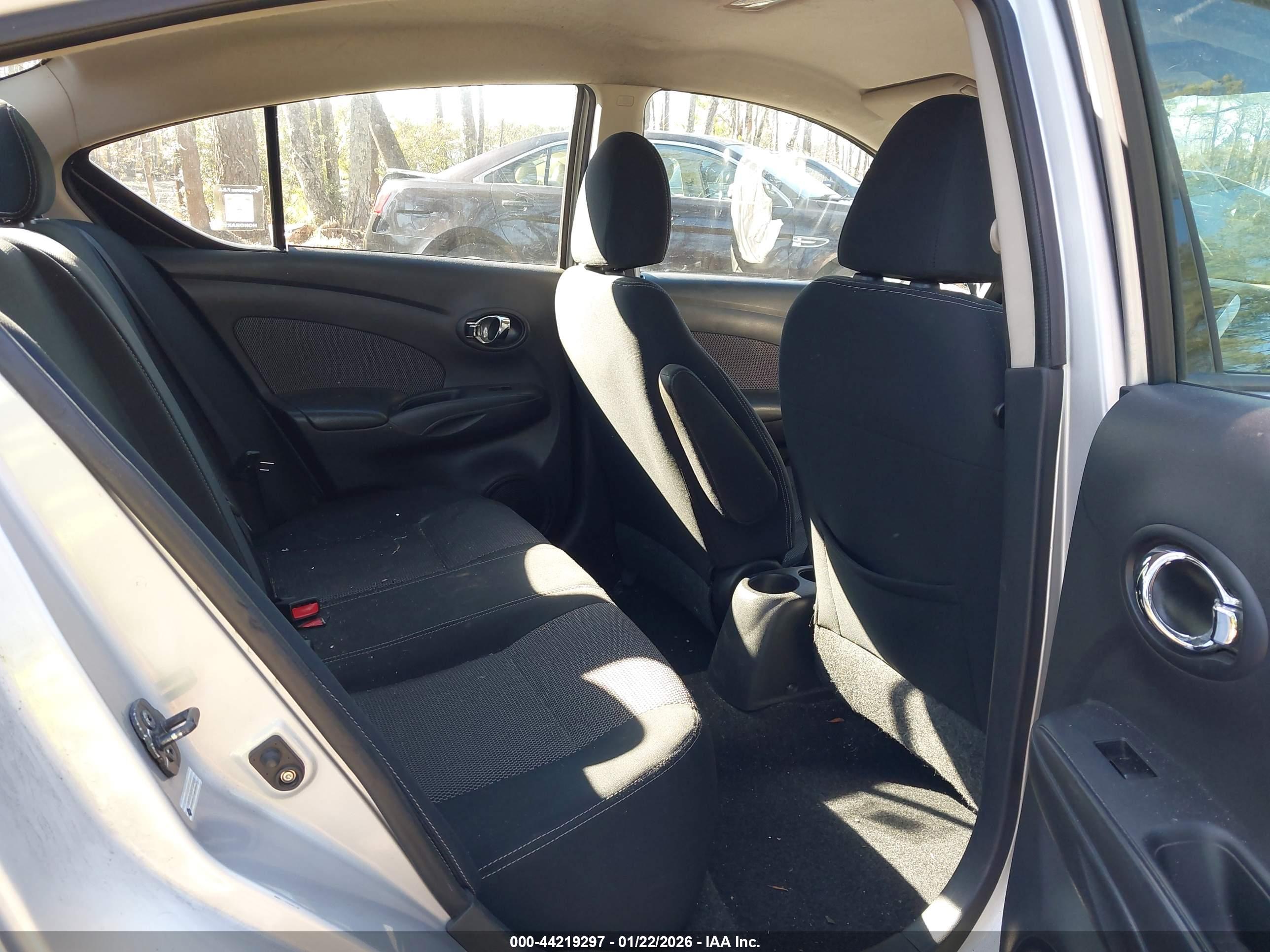 NISSAN VERSA image 8