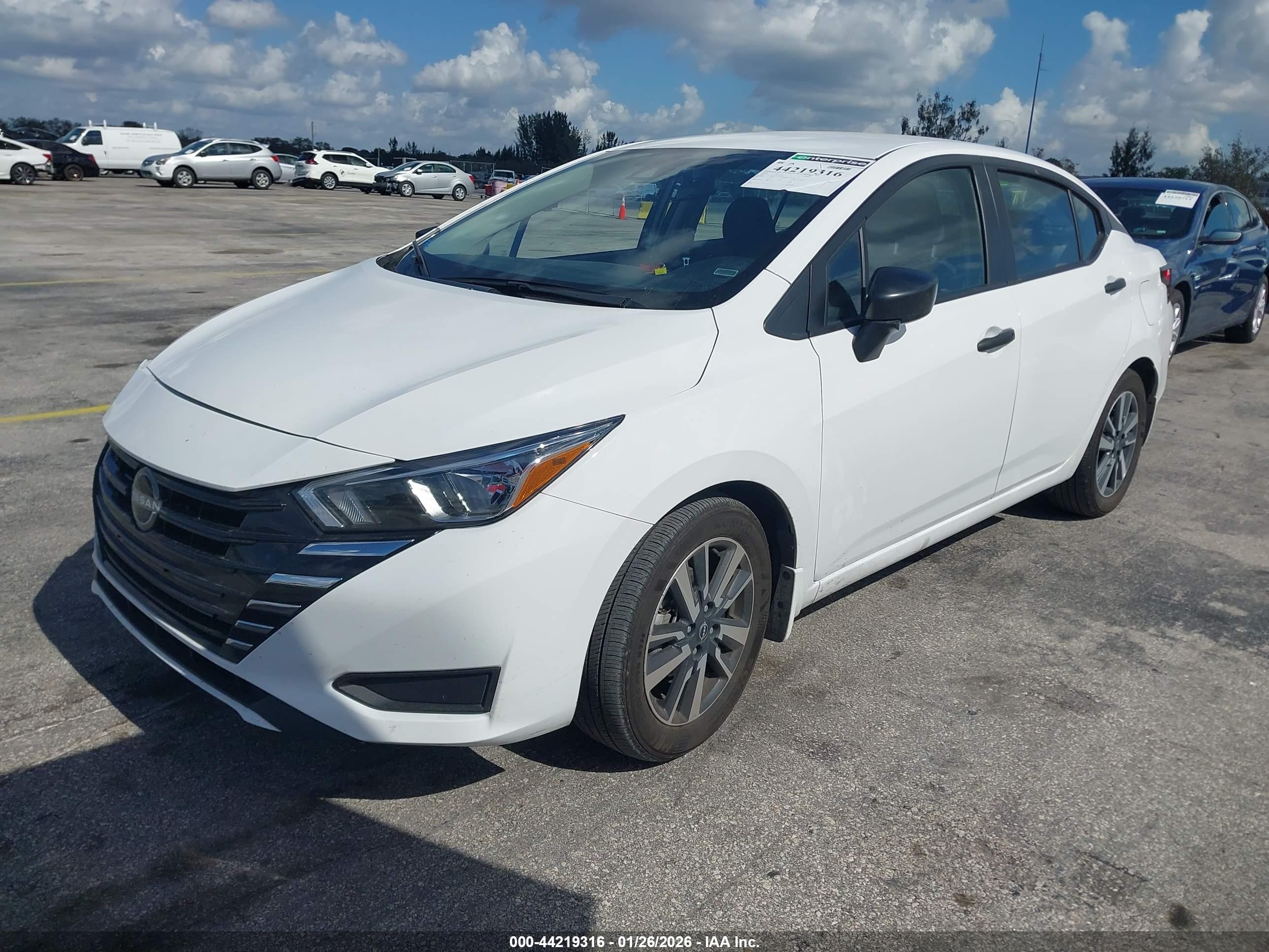NISSAN VERSA image 2