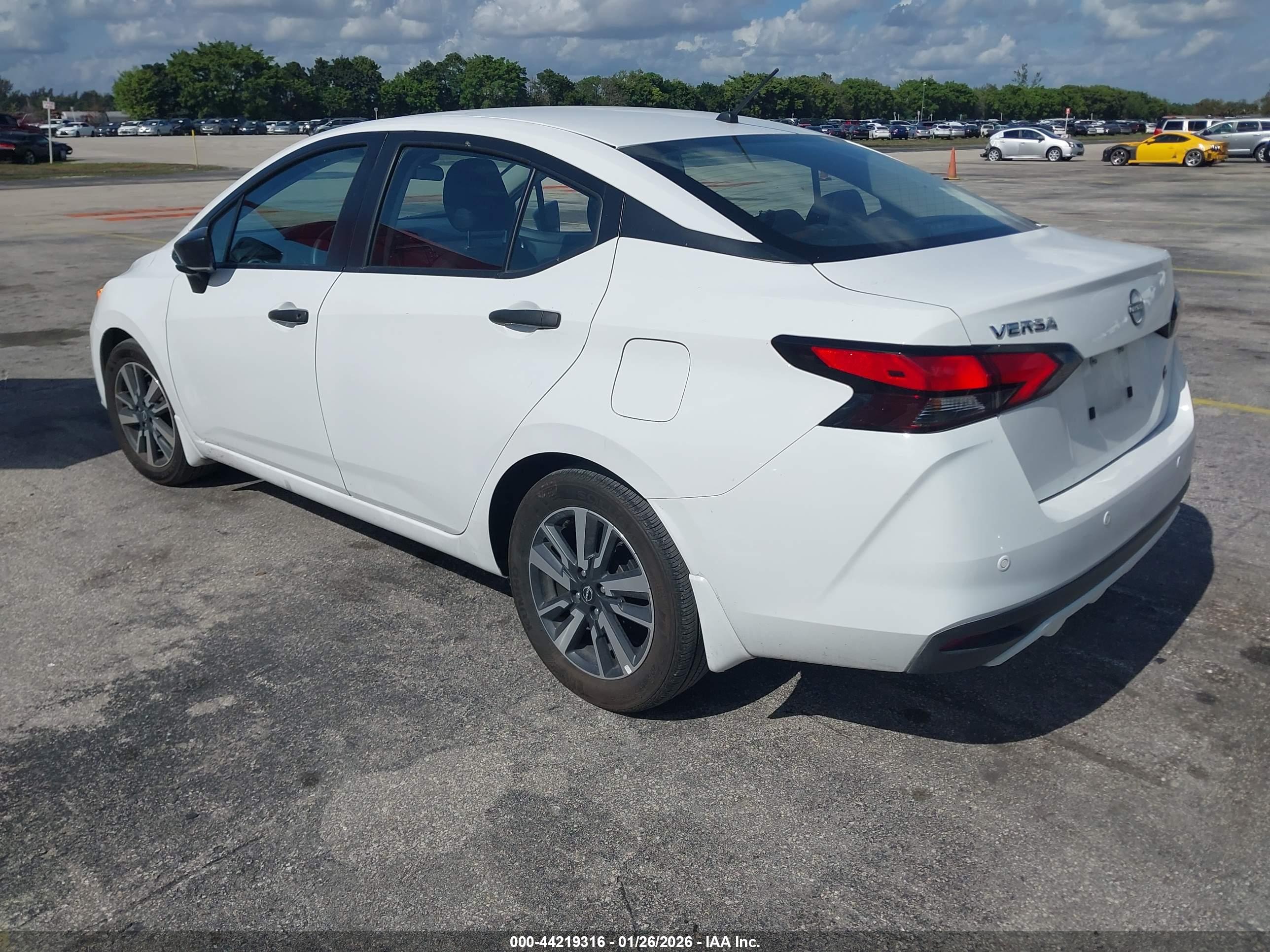 NISSAN VERSA image 3