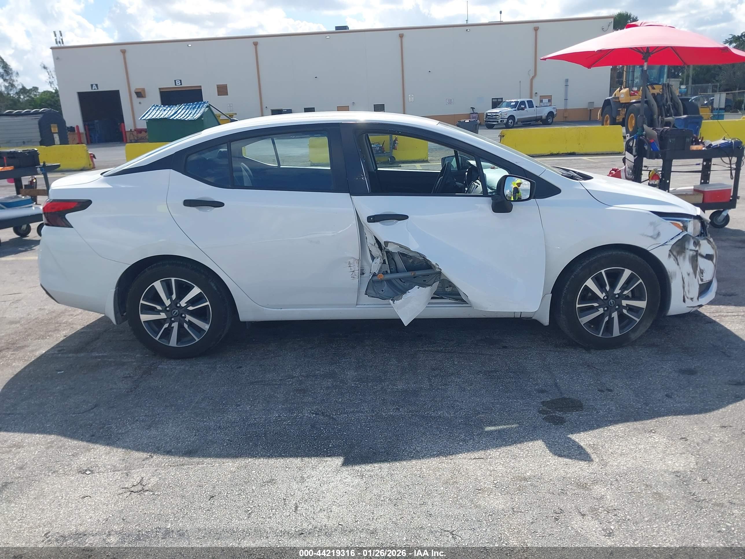 NISSAN VERSA image 6