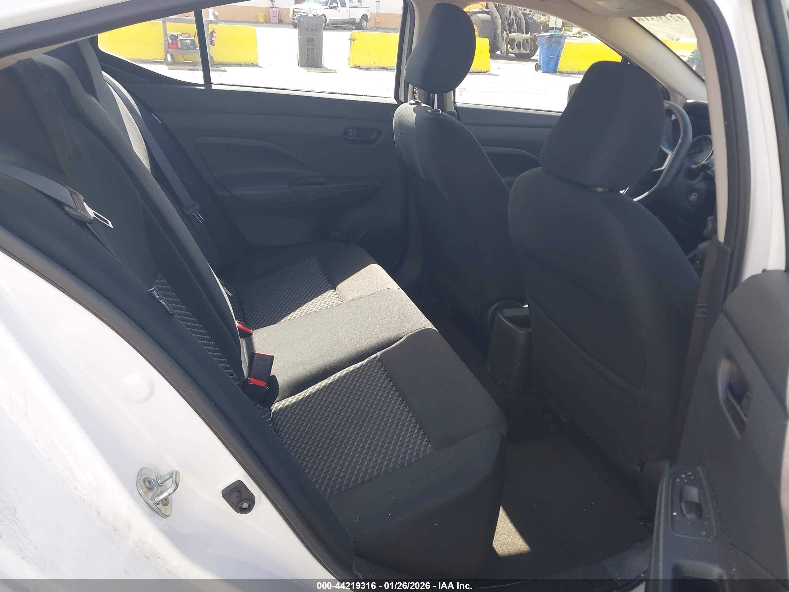 NISSAN VERSA image 8